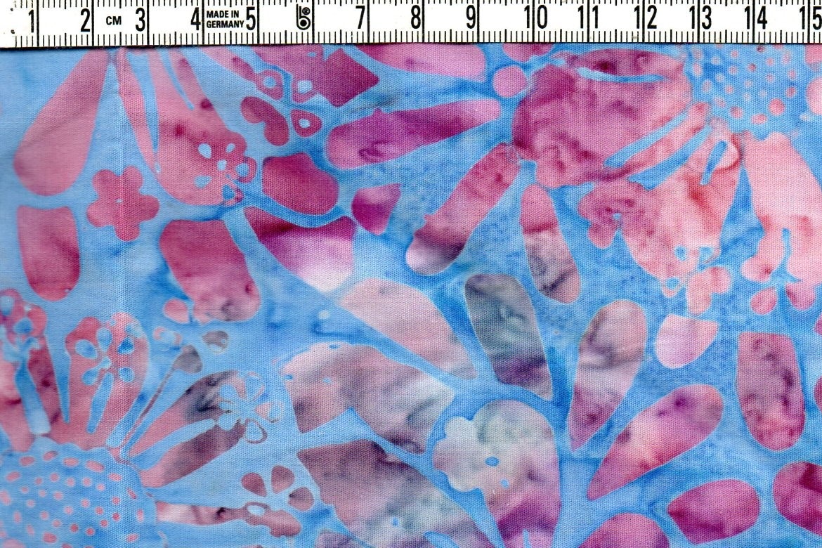 Ljuvt blåmelerat med lila-aubergine-rosa stora blommor. Batik bomull