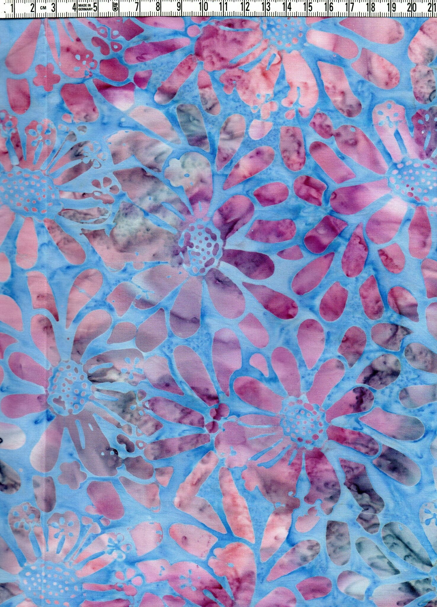 Ljuvt blåmelerat med lila-aubergine-rosa stora blommor. Batik bomull