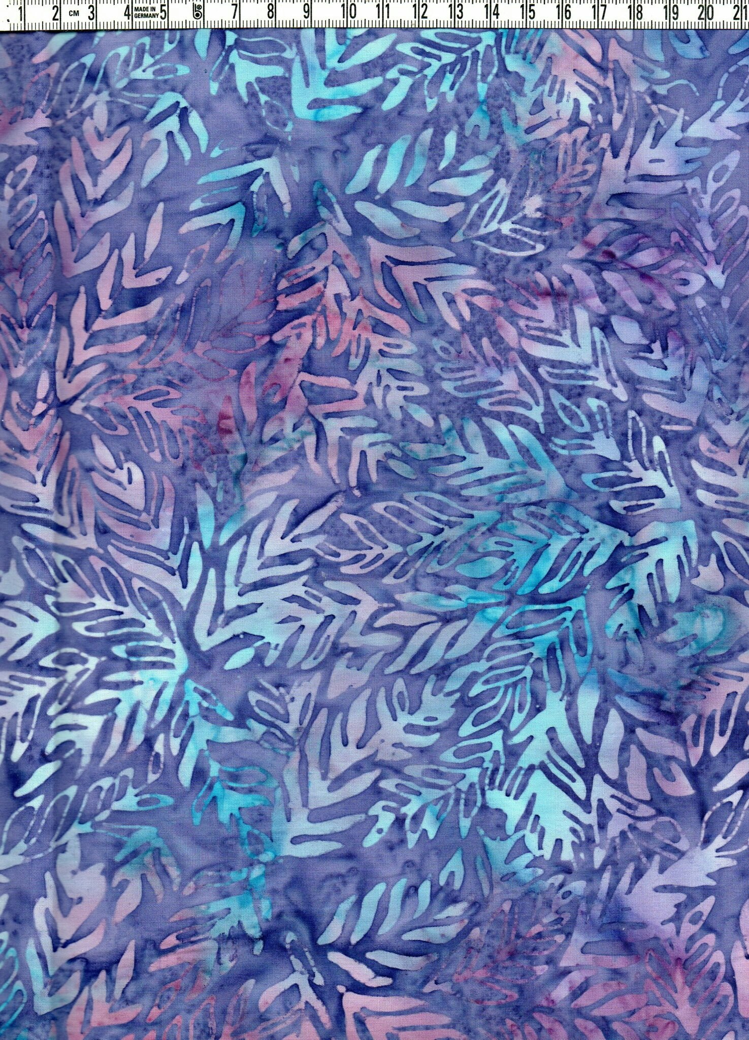Lilaflammigt med flikiga blad och läcker färgcombo. Batik bomull