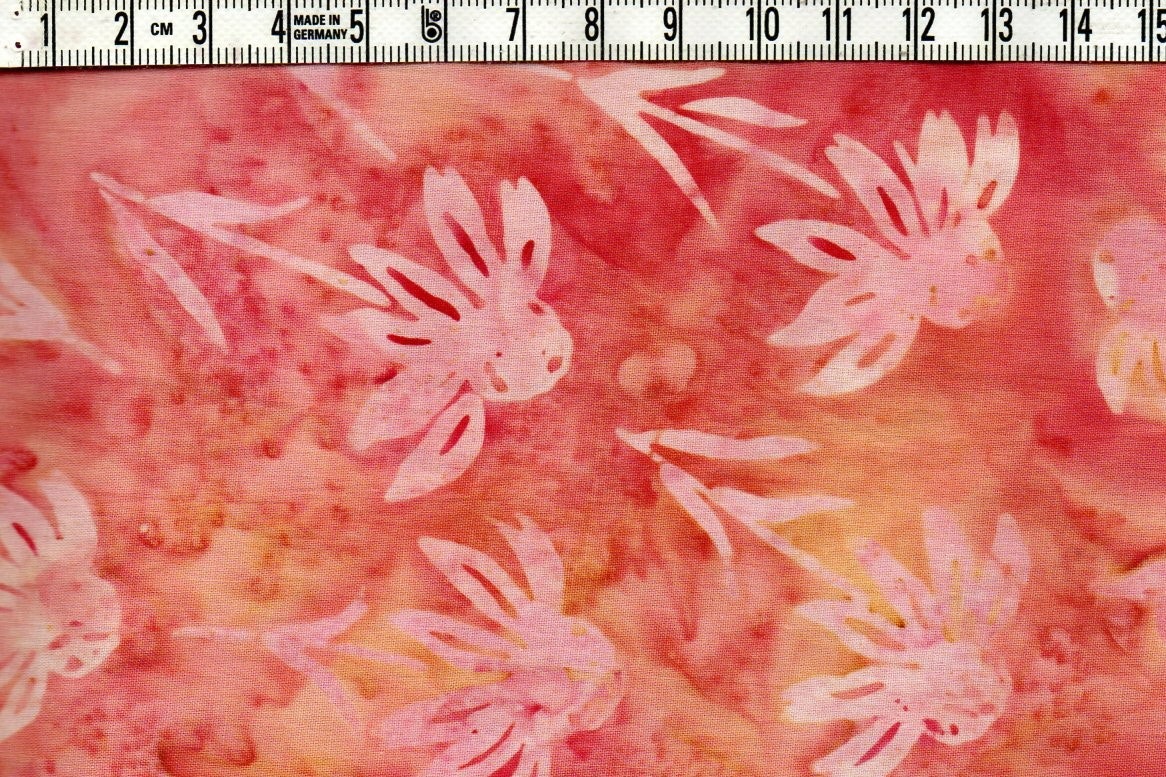Aprikos & beige flammigt. Ljusa blommor. Batik bomull