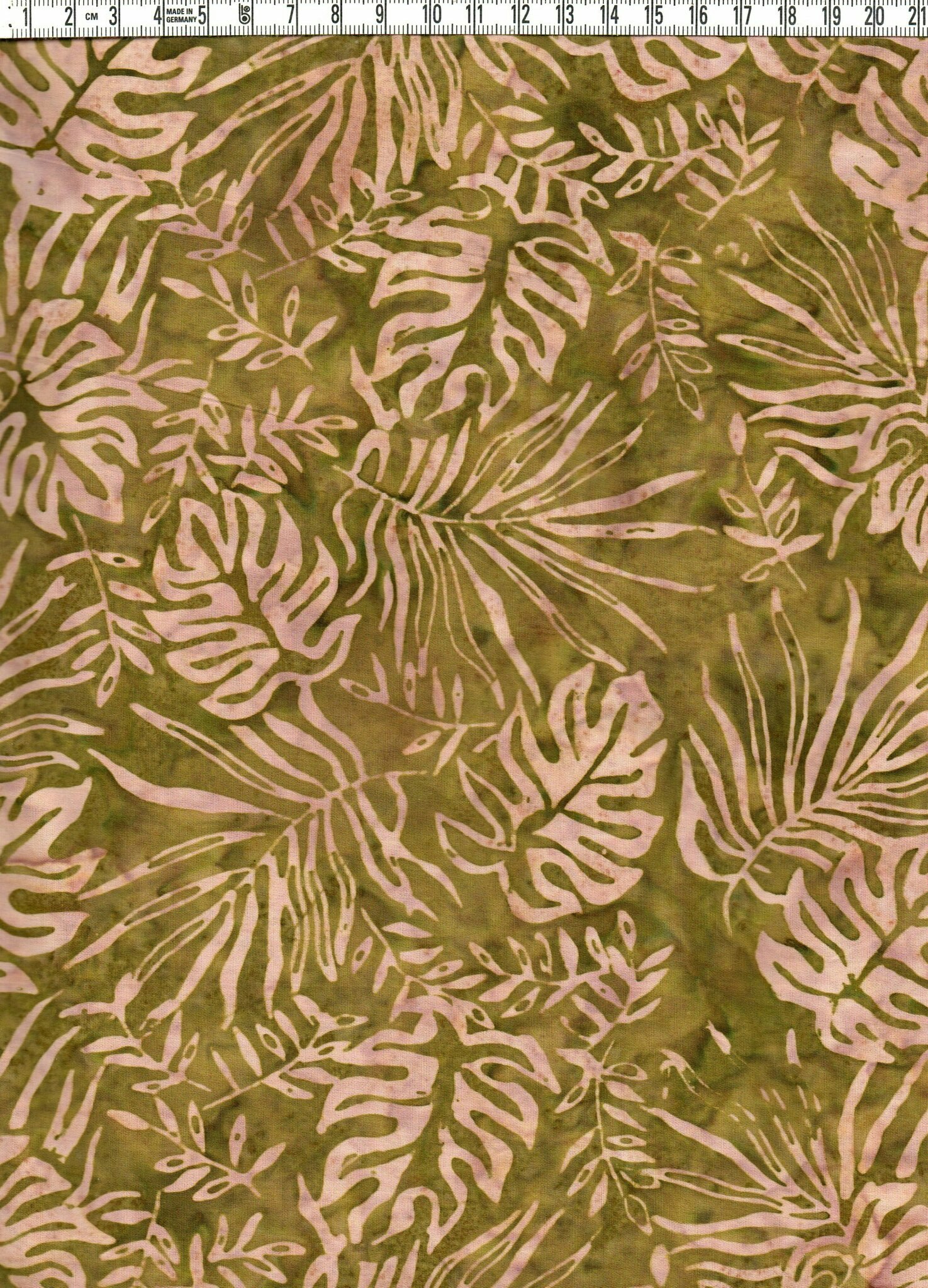 Brungrönflammigt tyg med monsterablad. Batik bomull