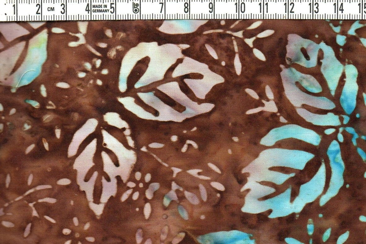 Brun skönhet med snitsiga löv Batik bomull