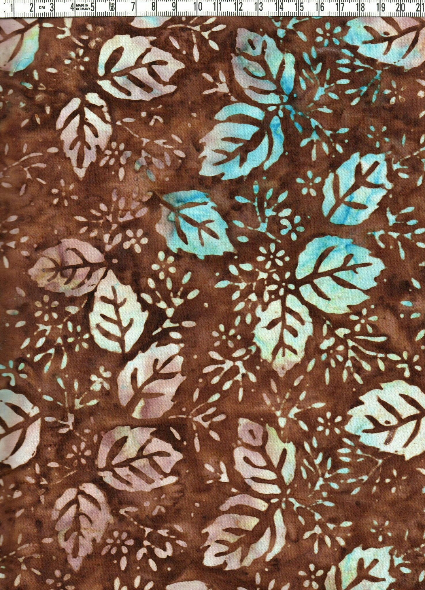 Brun skönhet med snitsiga löv Batik bomull