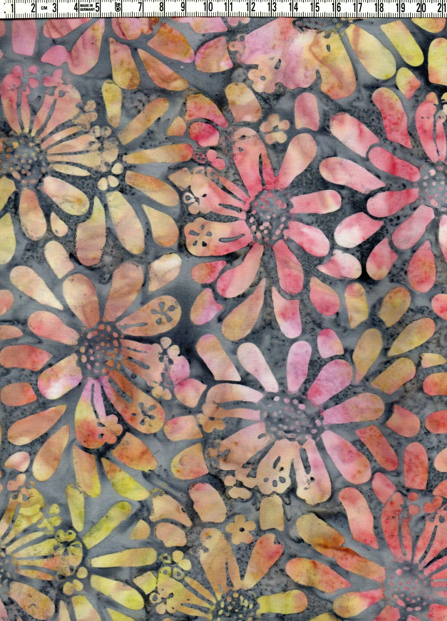 Gråflammig botten och bleka blommor. Batik bomull