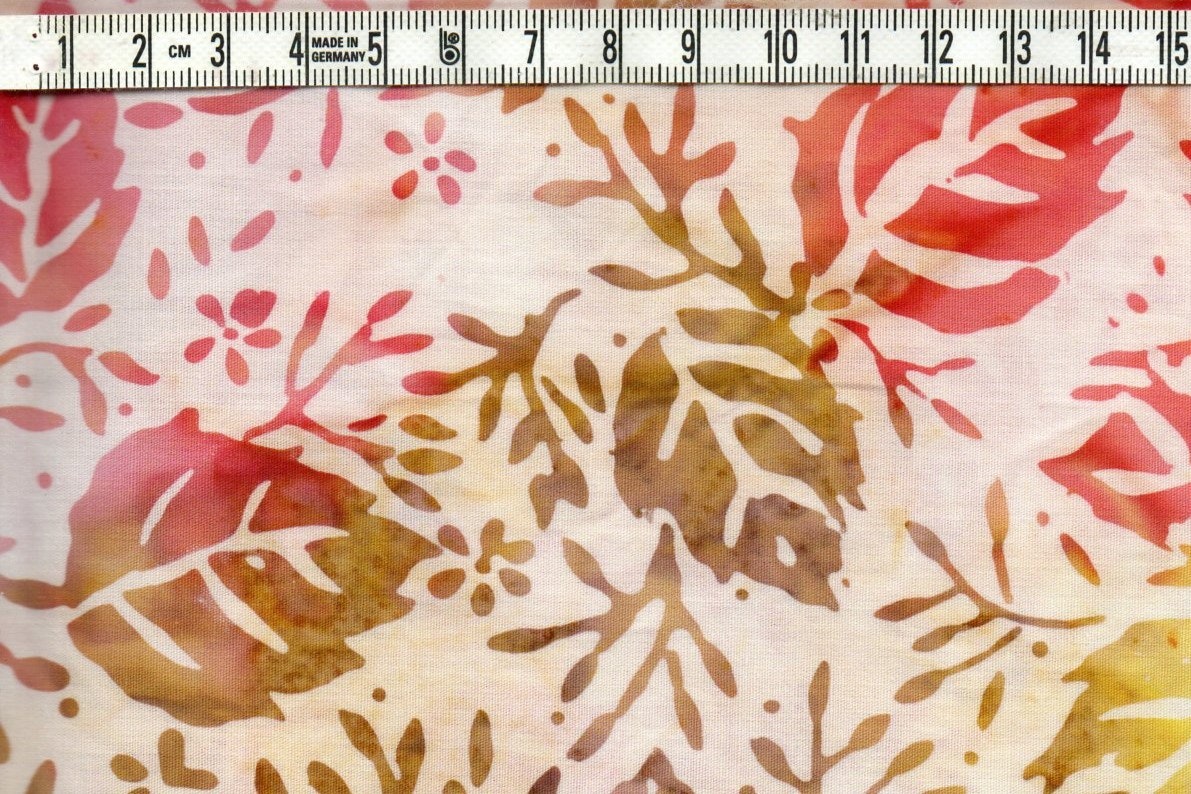 Gul-röd-beige löv och cremefärgad botten. Batik bomull