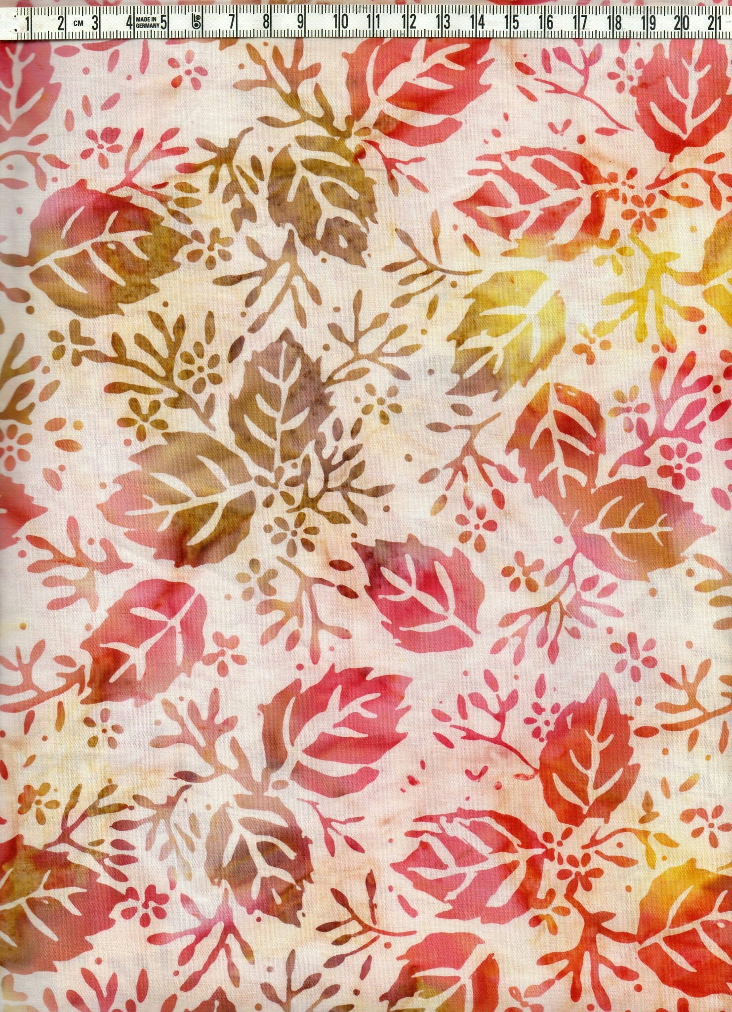 Gul-röd-beige löv och cremefärgad botten. Batik bomull