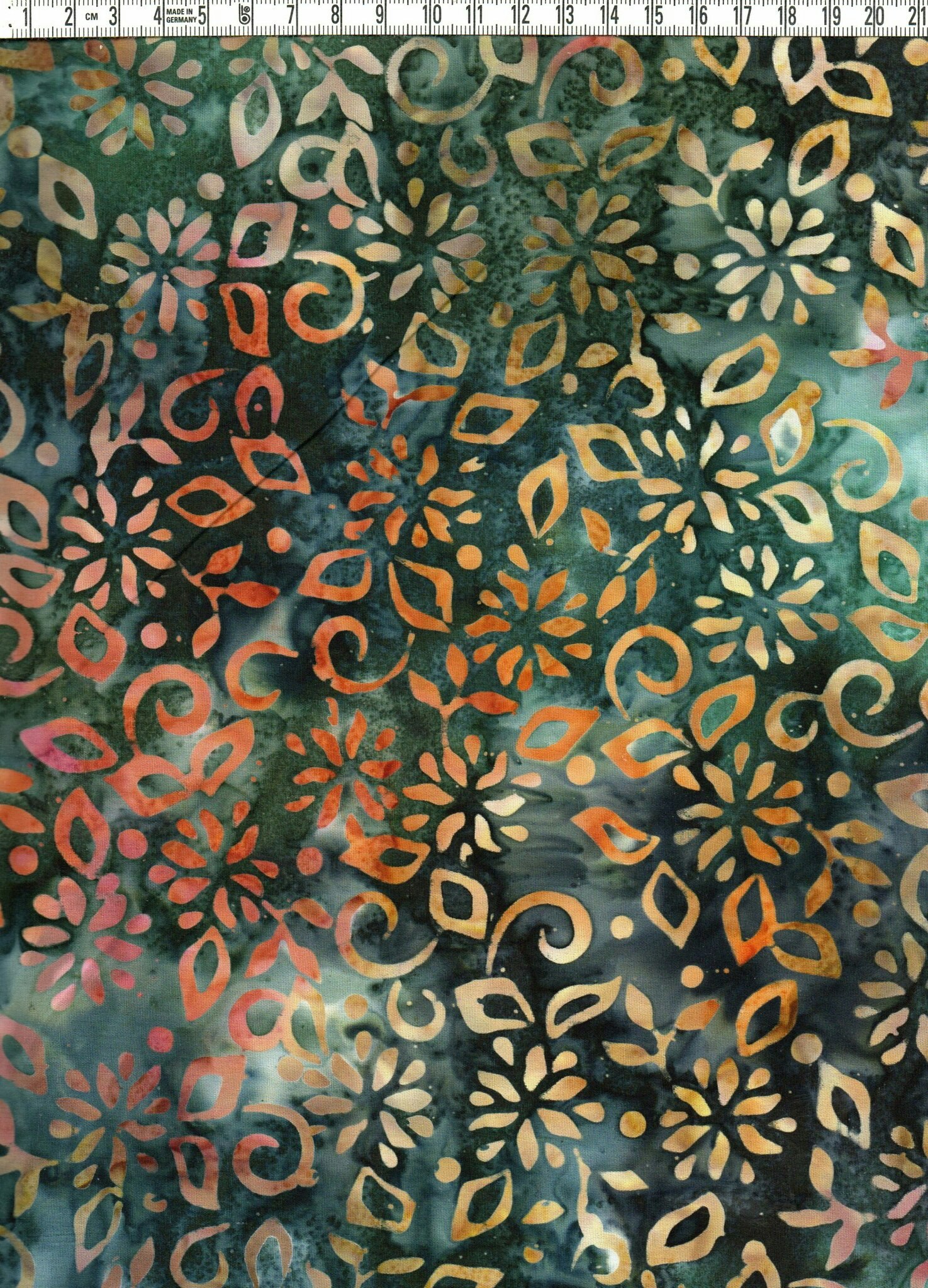 Mörkflammig med dovt färgade motiv. Batik bomull 110 cm