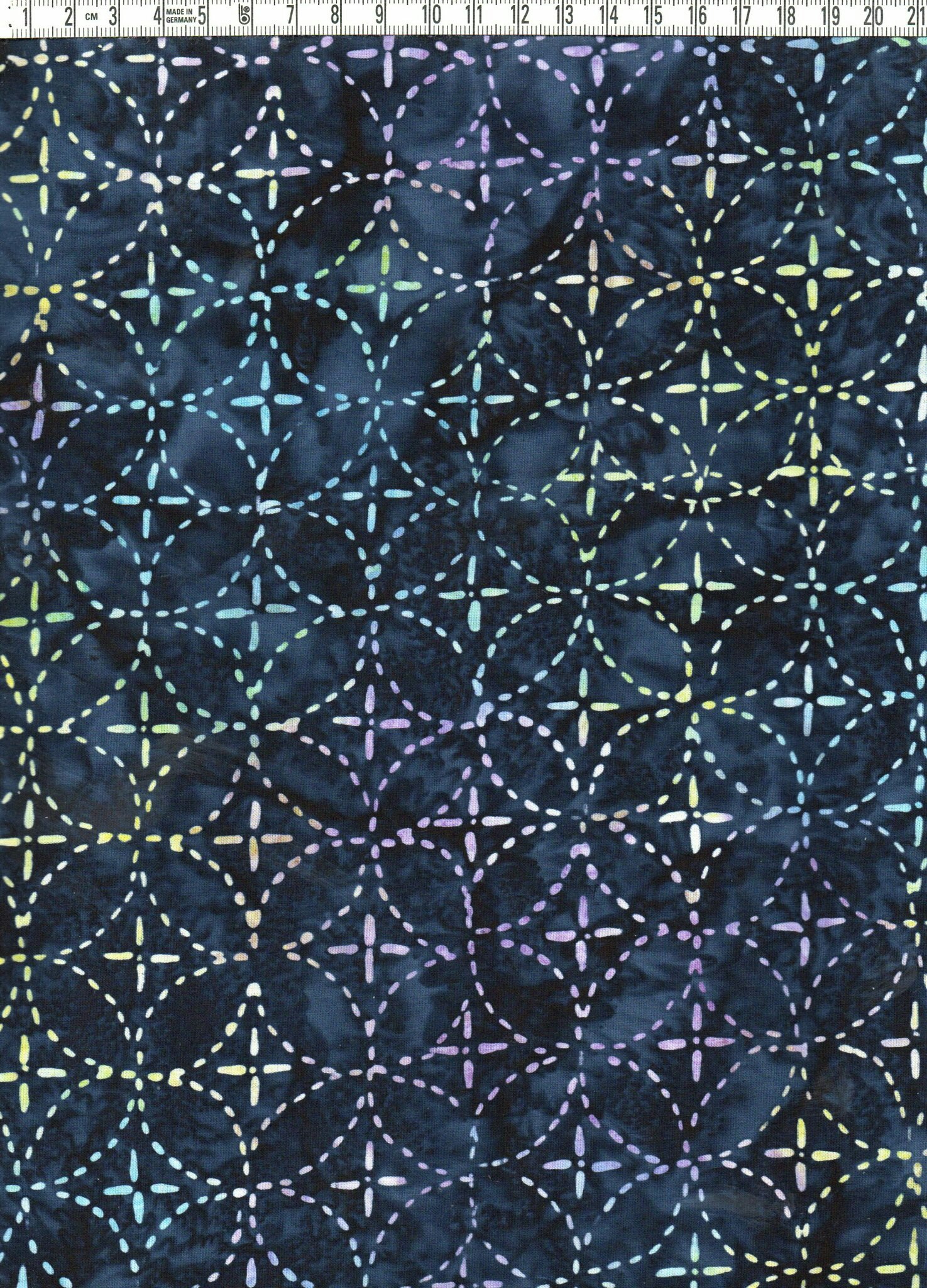 Mörkblåmelerat med flerfärgat motiv. Batik bomull 110 cm