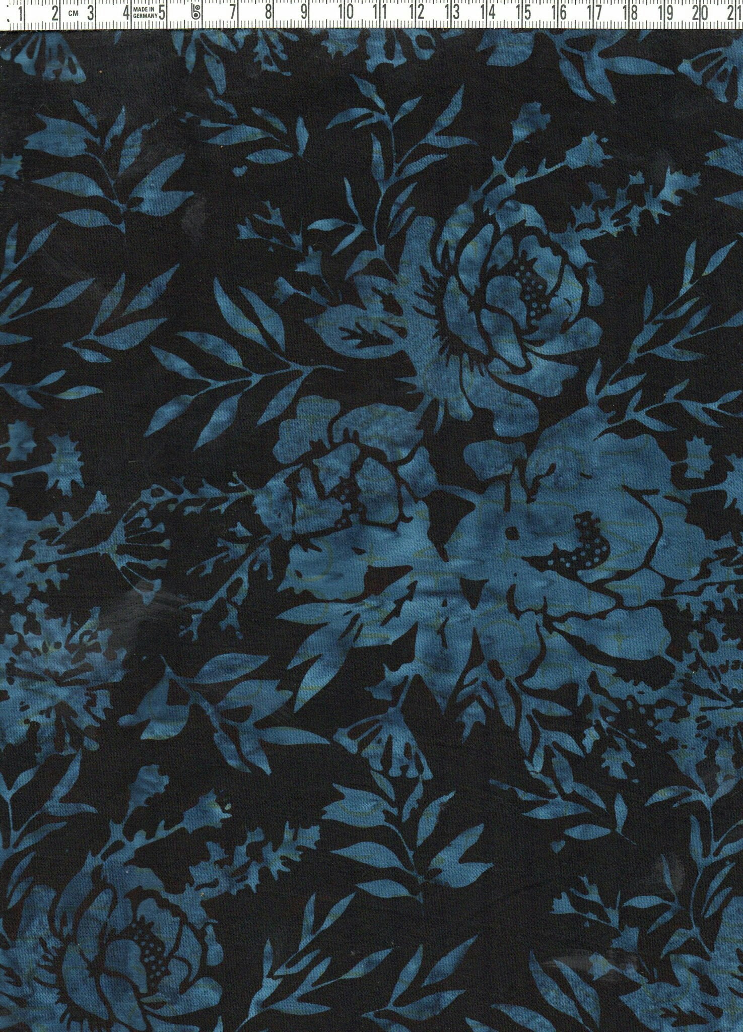 Mörk natt & blåflammiga rosor. Batik bomull 110 cm