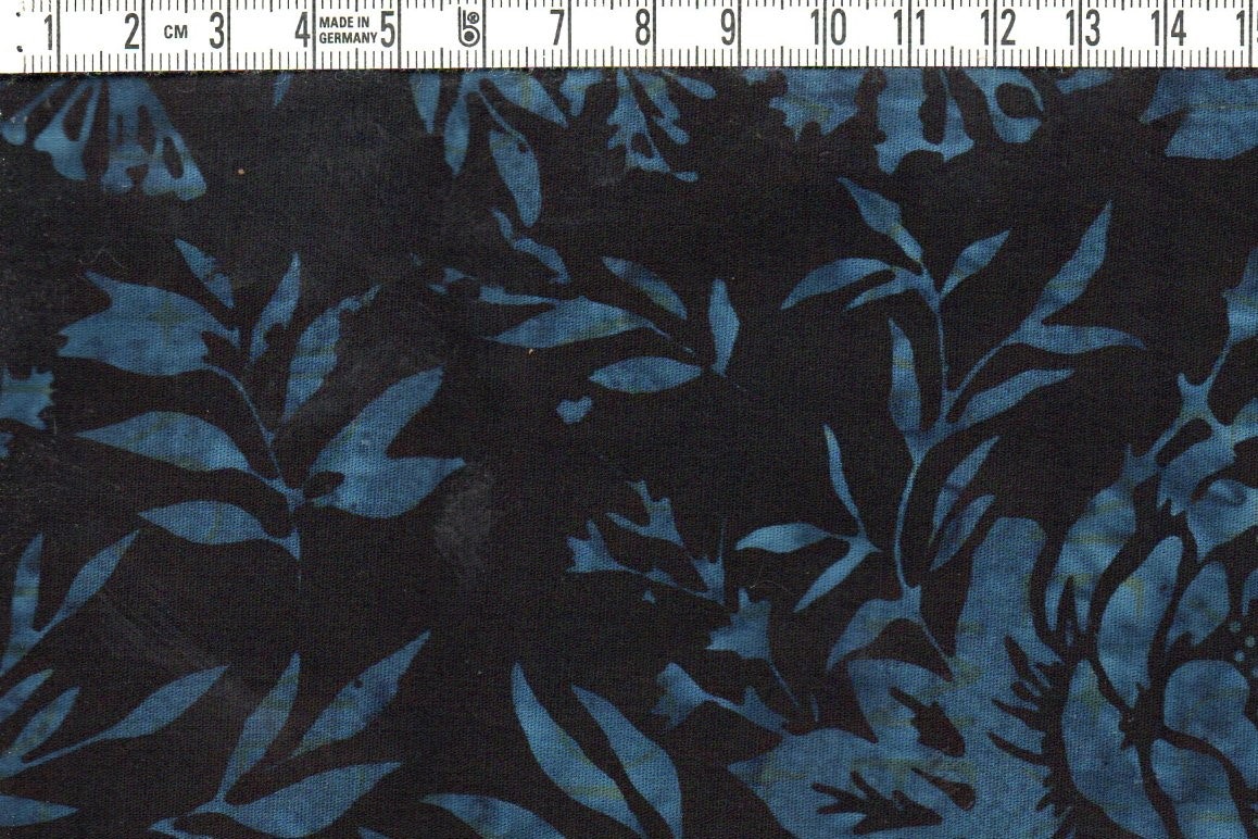 Mörk natt & blåflammiga rosor. Batik bomull 110 cm