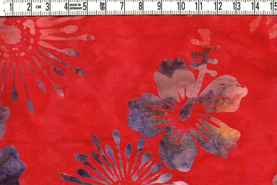 Rödmelerat med  sofistikerade färger. Batik bomull 110 cm
