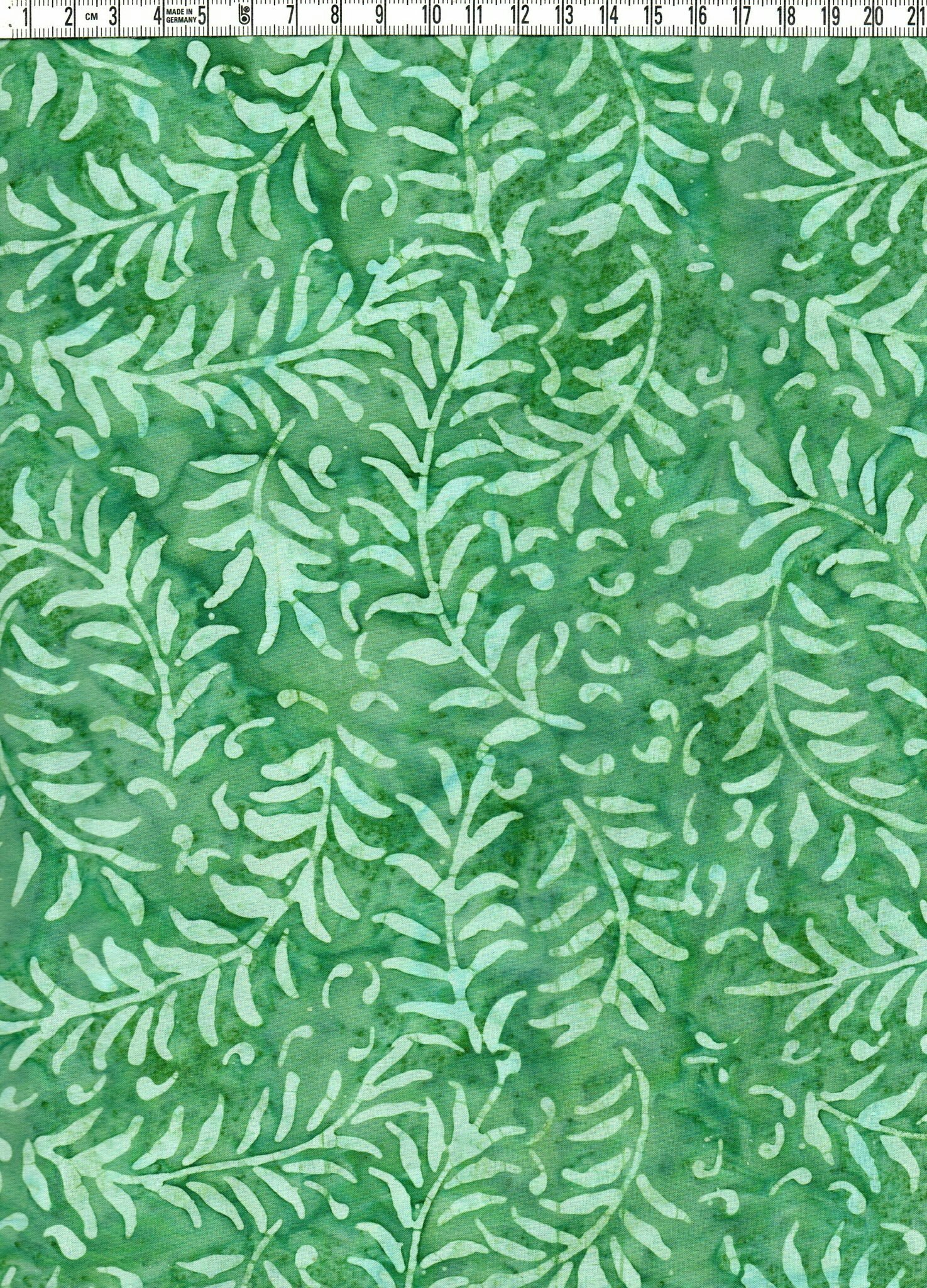 Grön på grönt. Samma mönster på tyg 3603-3608.  Batik bomull 110 cm