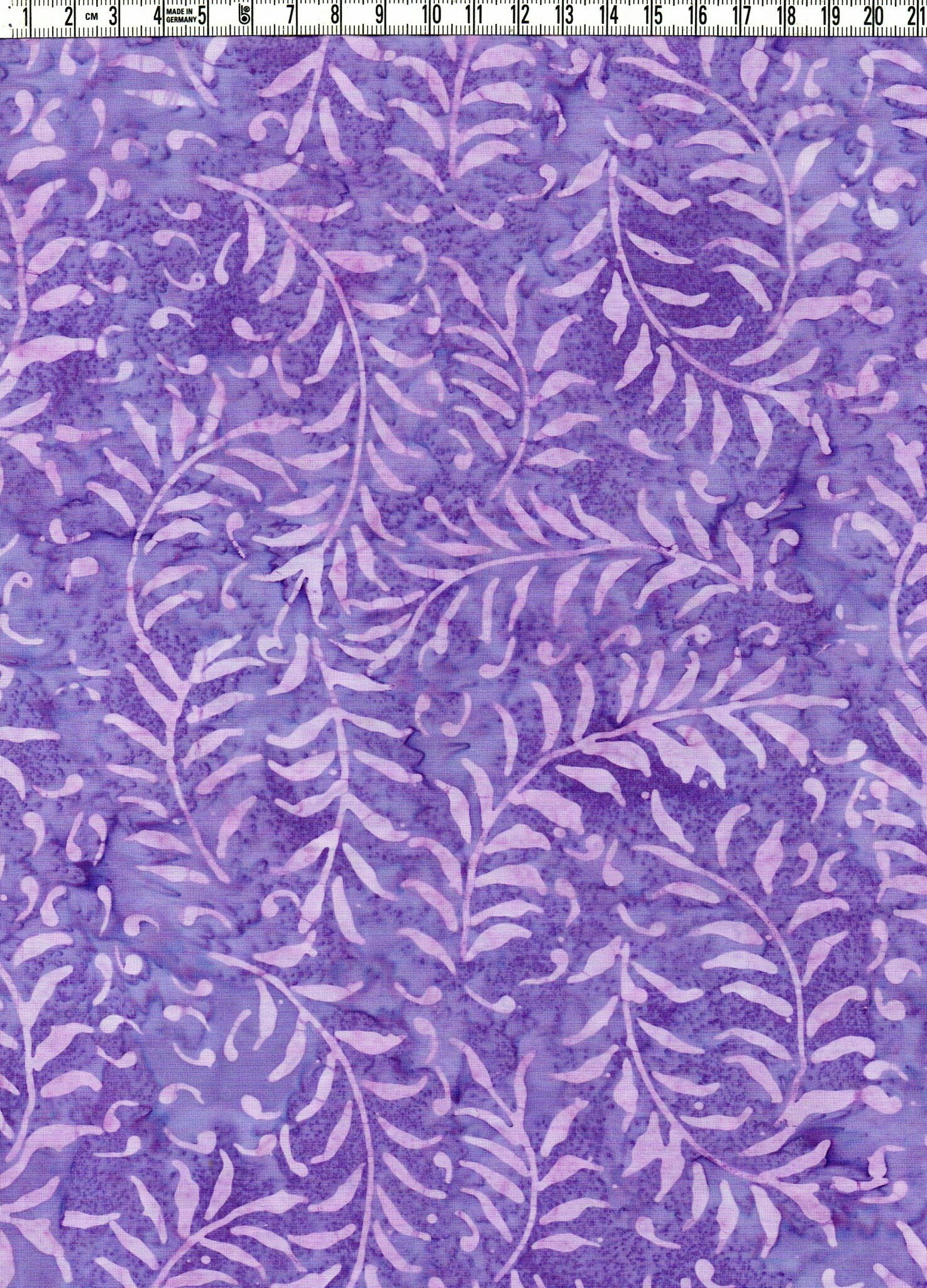 Lila-violett. Samma mönster på tyg 3603-3608.  Batik bomull 110 cm