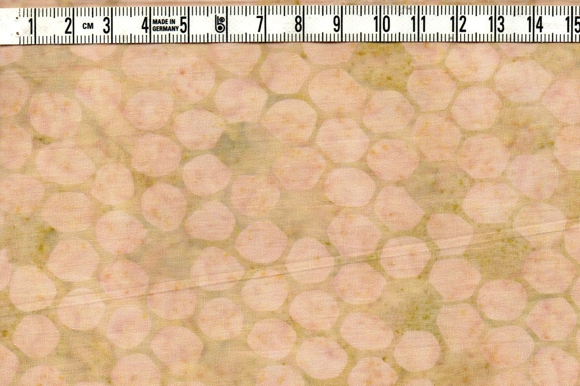 Bikaketryck i beige-gröna naturfärger.  Batik bomull 110 cm