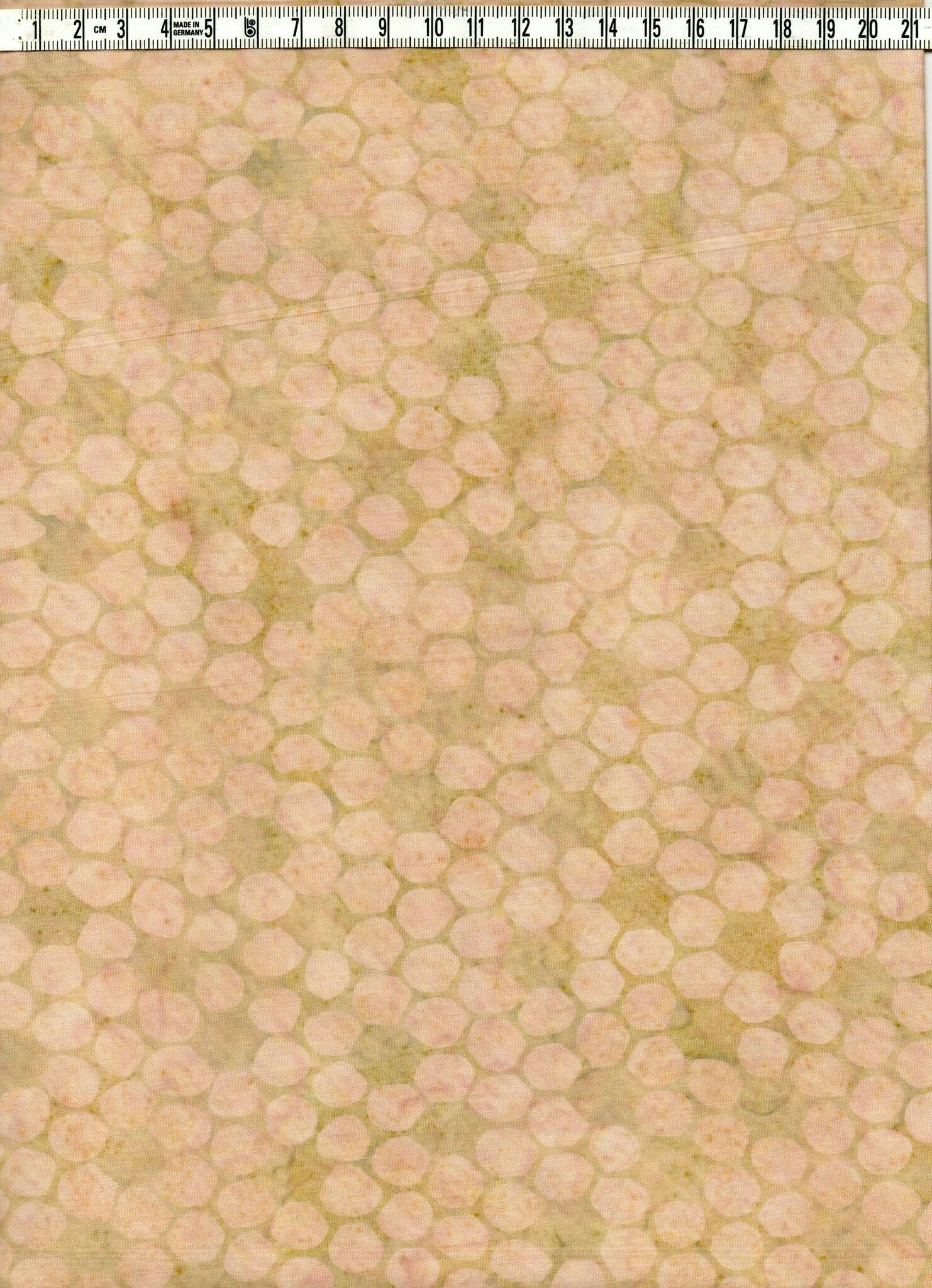 Bikaketryck i beige-gröna naturfärger.  Batik bomull 110 cm