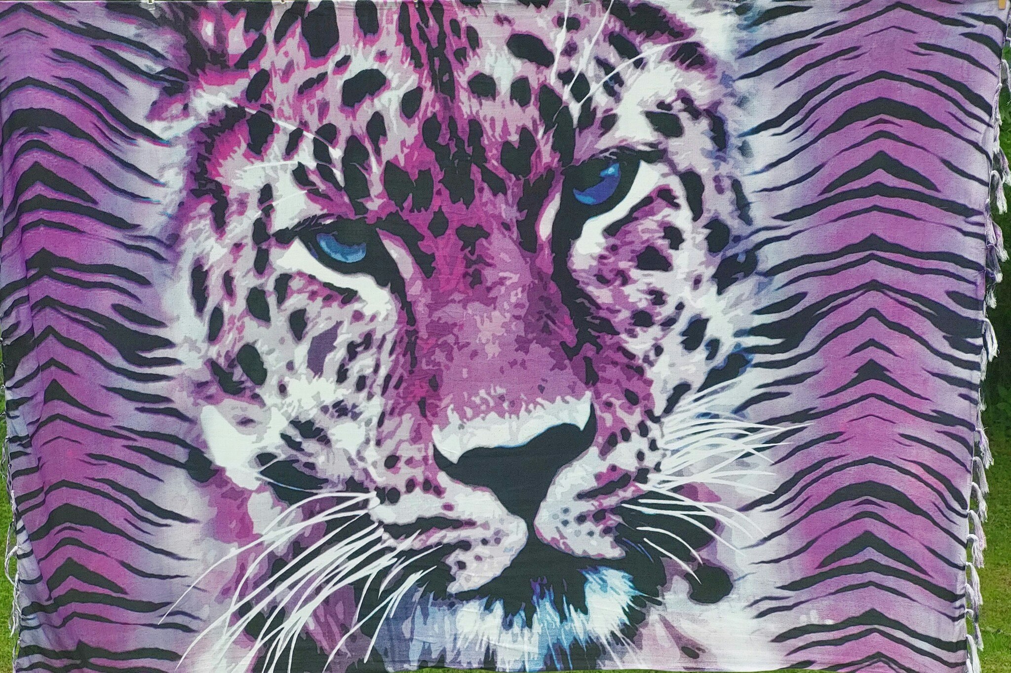 Sarong Screentryckt / tyg viskos.  Ca 110 x 160 cm plus fransar