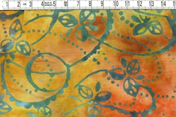 Snirkligt bladmönster i orange och grönt – Viskos Batik 110 cm bred