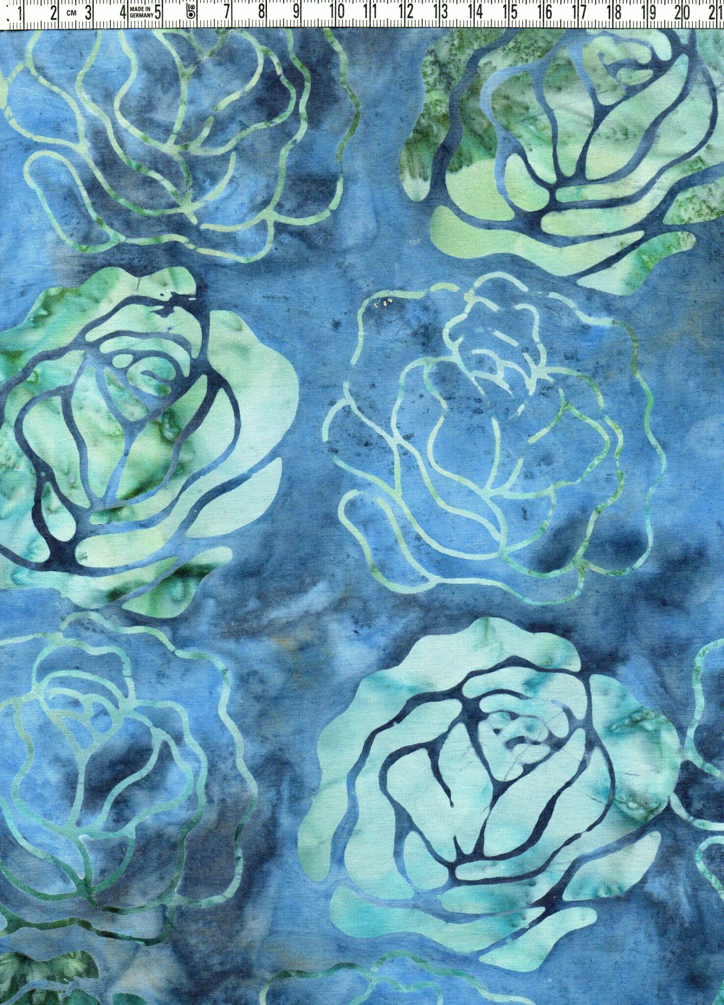 Rosor i turkost på blåflammigt. En klassiker. Bomullstyg. Batik.  Bredd 275 cm