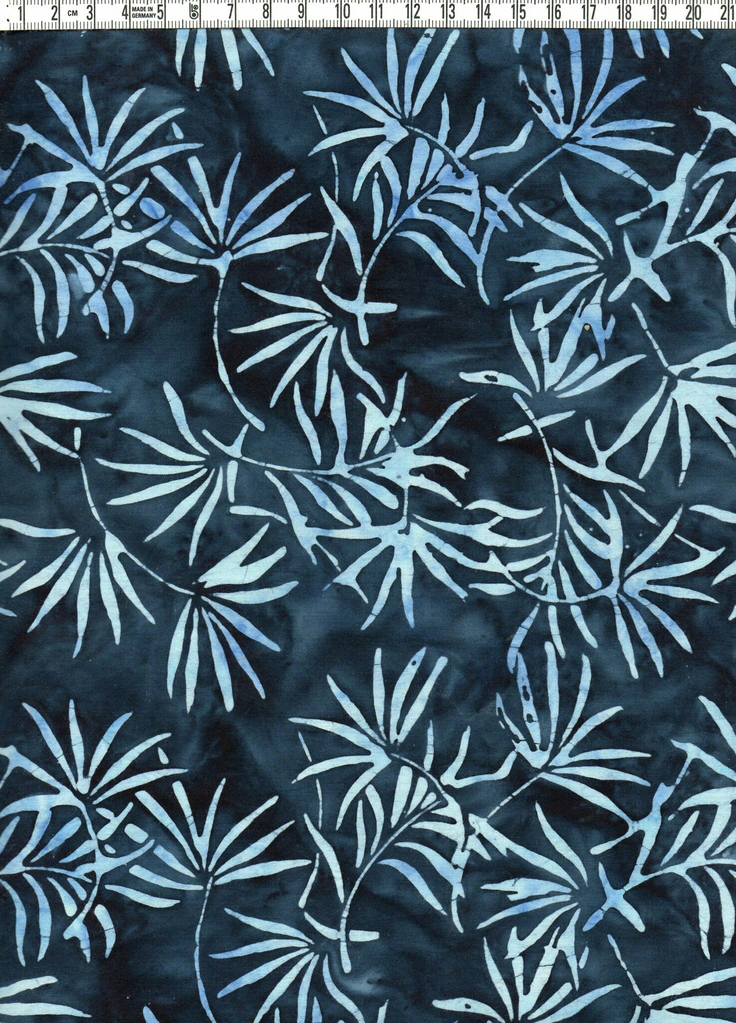 Små kvistar på blåflammigt. Bomullstyg. Batik.  Bredd 275 cm