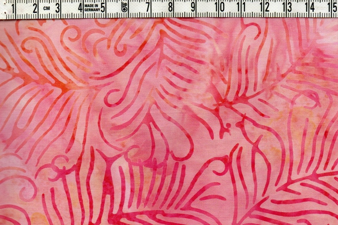 Rosa-beige-cerise flammigt och vilda växter. Batik bomull 110 cm