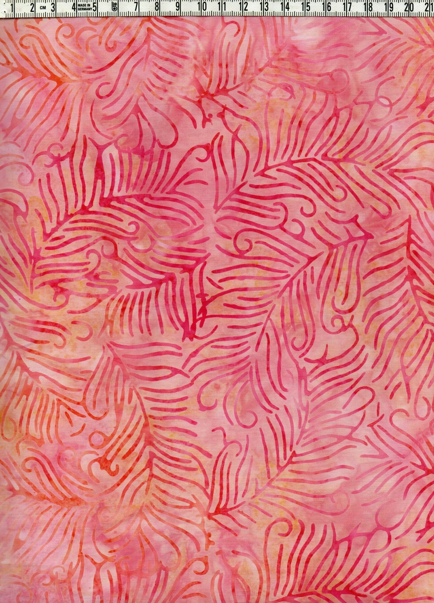 Rosa-beige-cerise flammigt och vilda växter. Batik bomull 110 cm