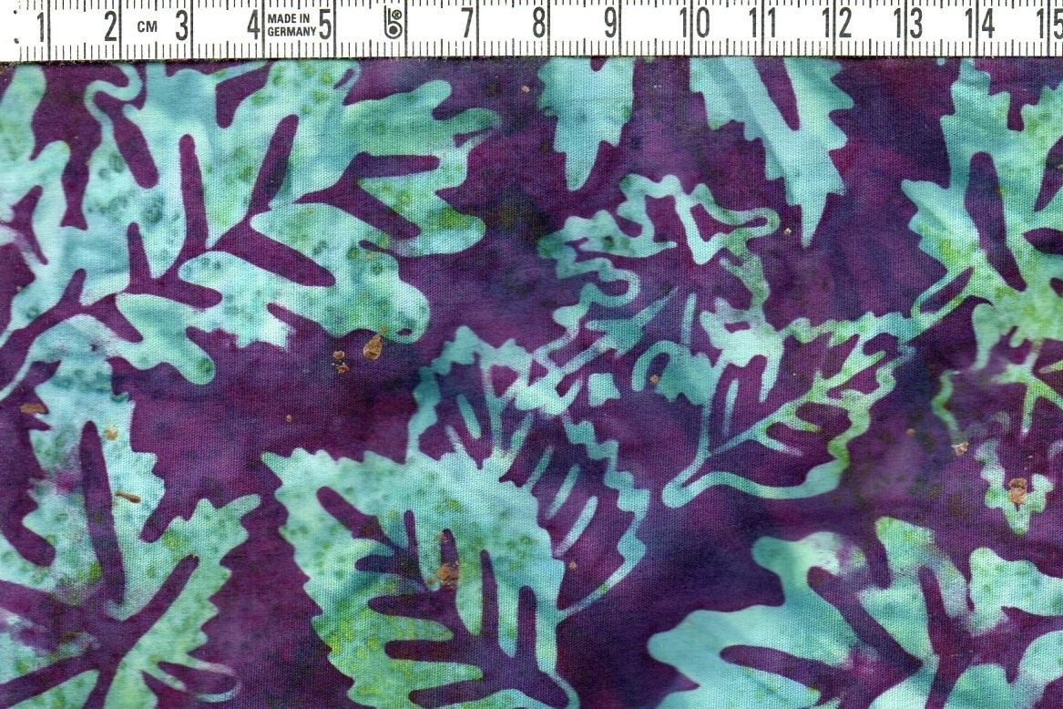 Mörklila och blå-grön-turkos blad. Batik bomull 110 cm