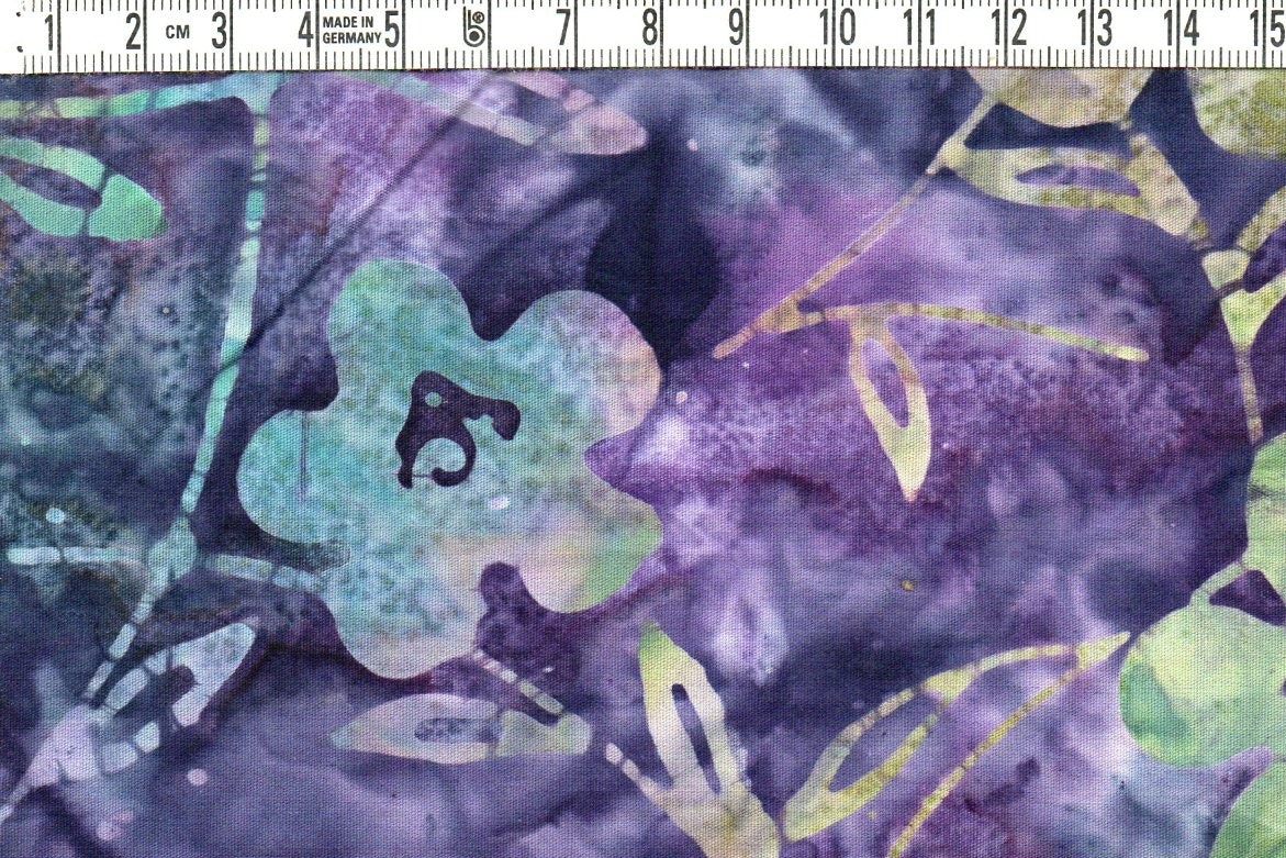 Klassiska blommor och lilablå bakgrund. Batik bomull 110 cm