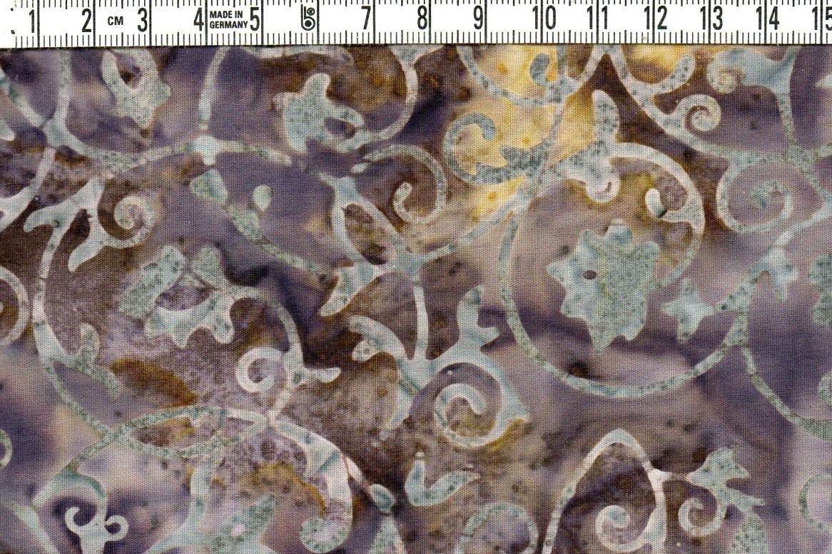Brun-aubergine-gulflammigt med ljusgrå ornament. Batik bomull 110 cm