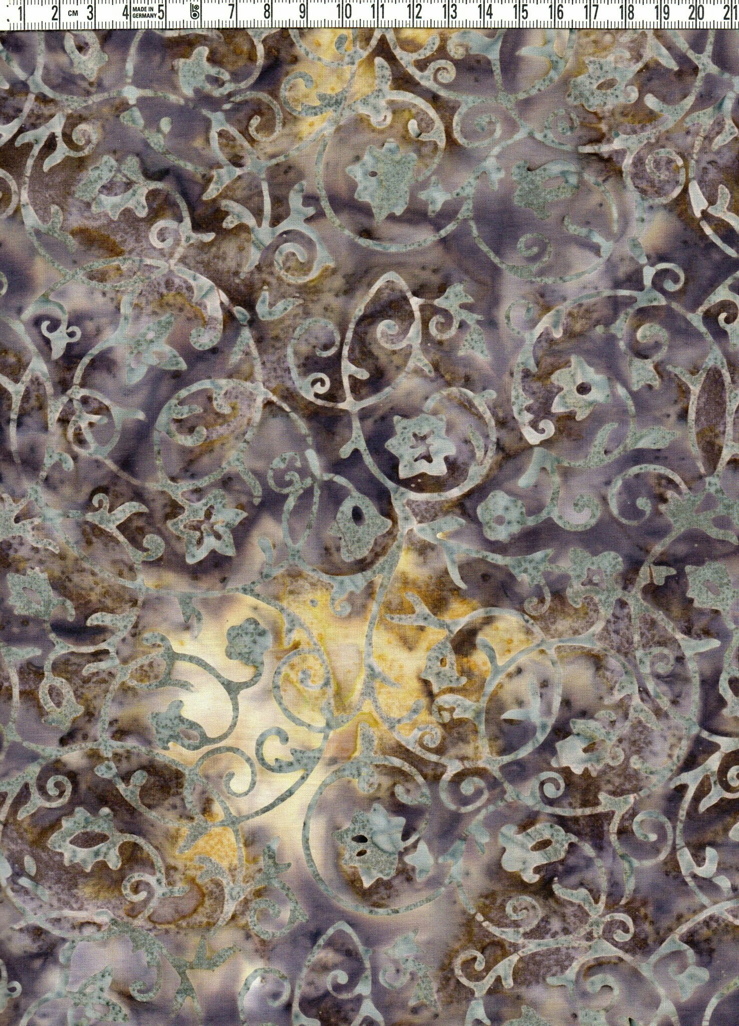Brun-aubergine-gulflammigt med ljusgrå ornament. Batik bomull 110 cm