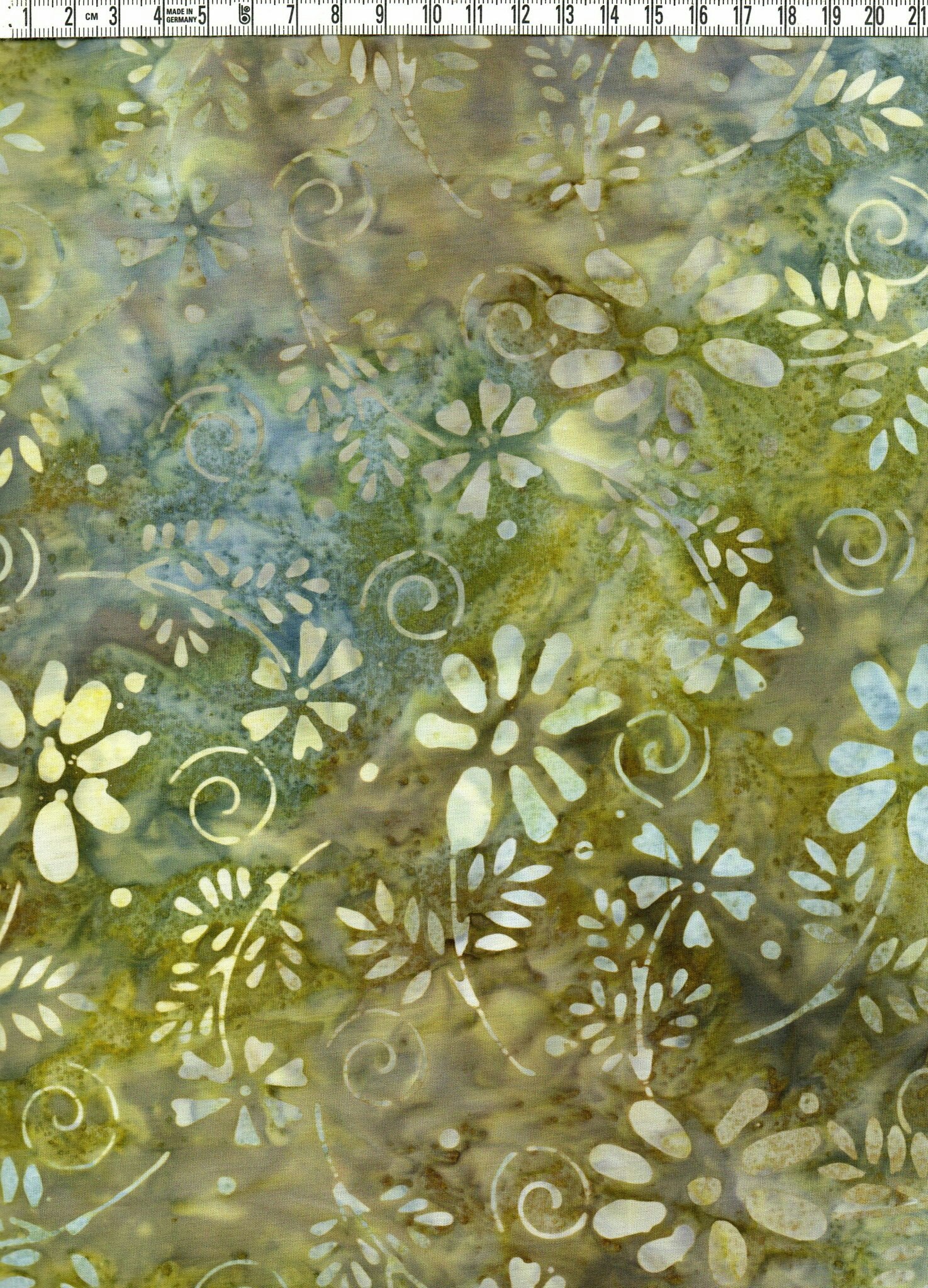 Grönt-grönt-grönt & grönt med naturkänsla. Batik bomull 110 cm