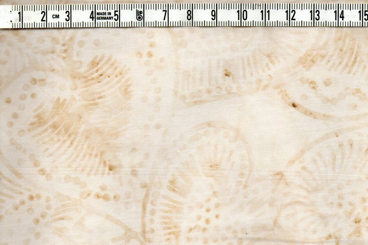 Beige-vit flammig med vita prickar. Batik bomull 110 cm