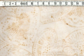 Beige-vit flammig med vita prickar. Batik bomull 110 cm