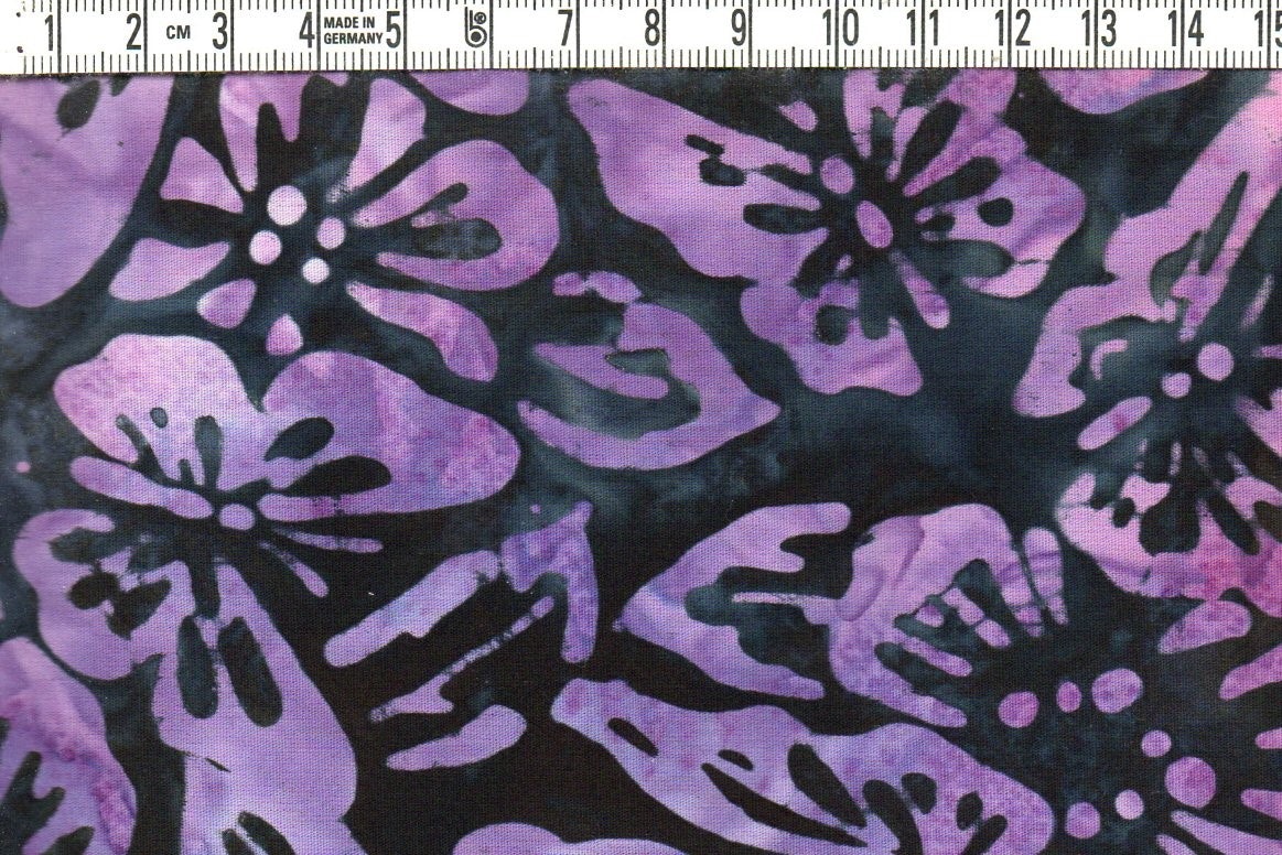 Fjärilar i lila på svartaste svart. Batik bomull 110 cm