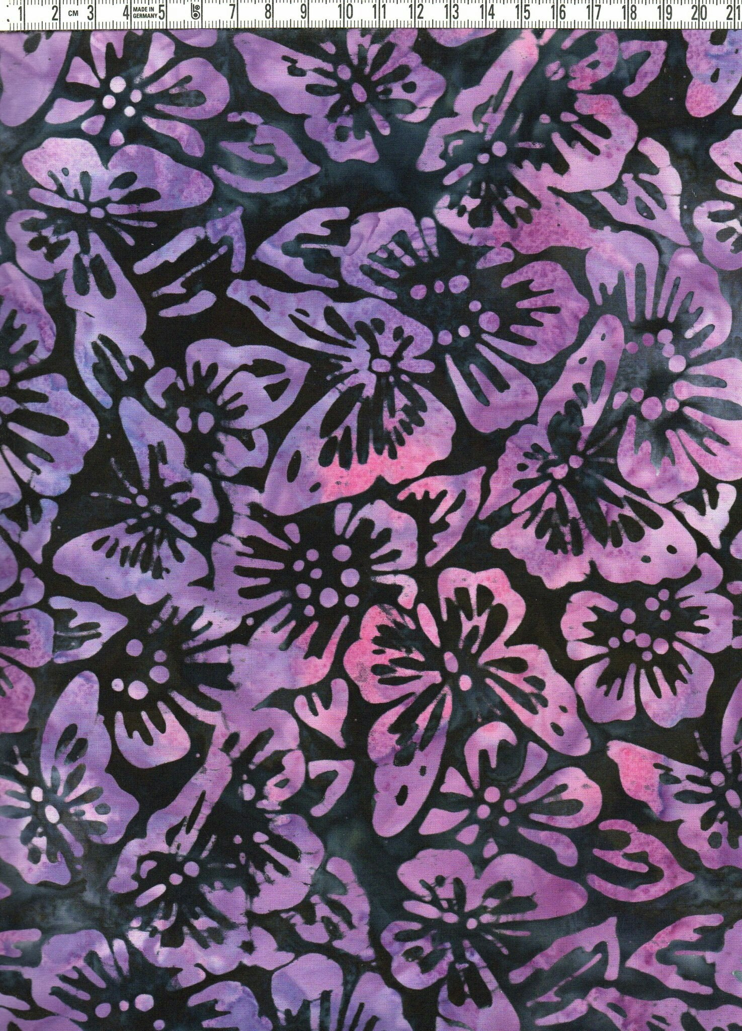 Fjärilar i lila på svartaste svart. Batik bomull 110 cm