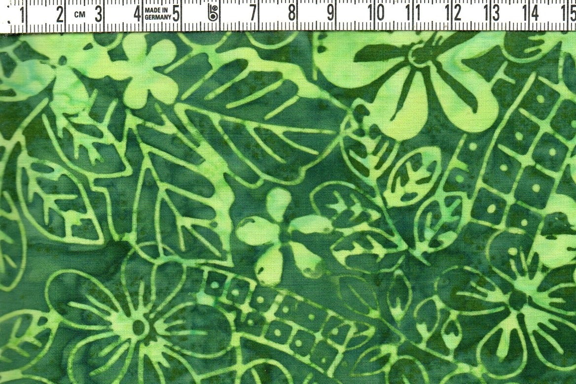 Grön grönska på grönt. Grannt eller hur?  Batik bomull 110 cm