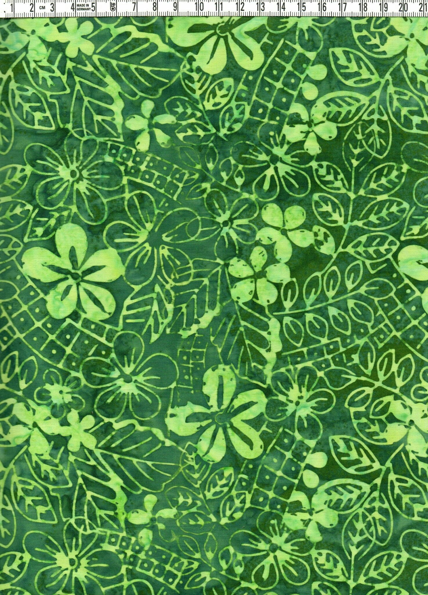 Grön grönska på grönt. Grannt eller hur?  Batik bomull 110 cm