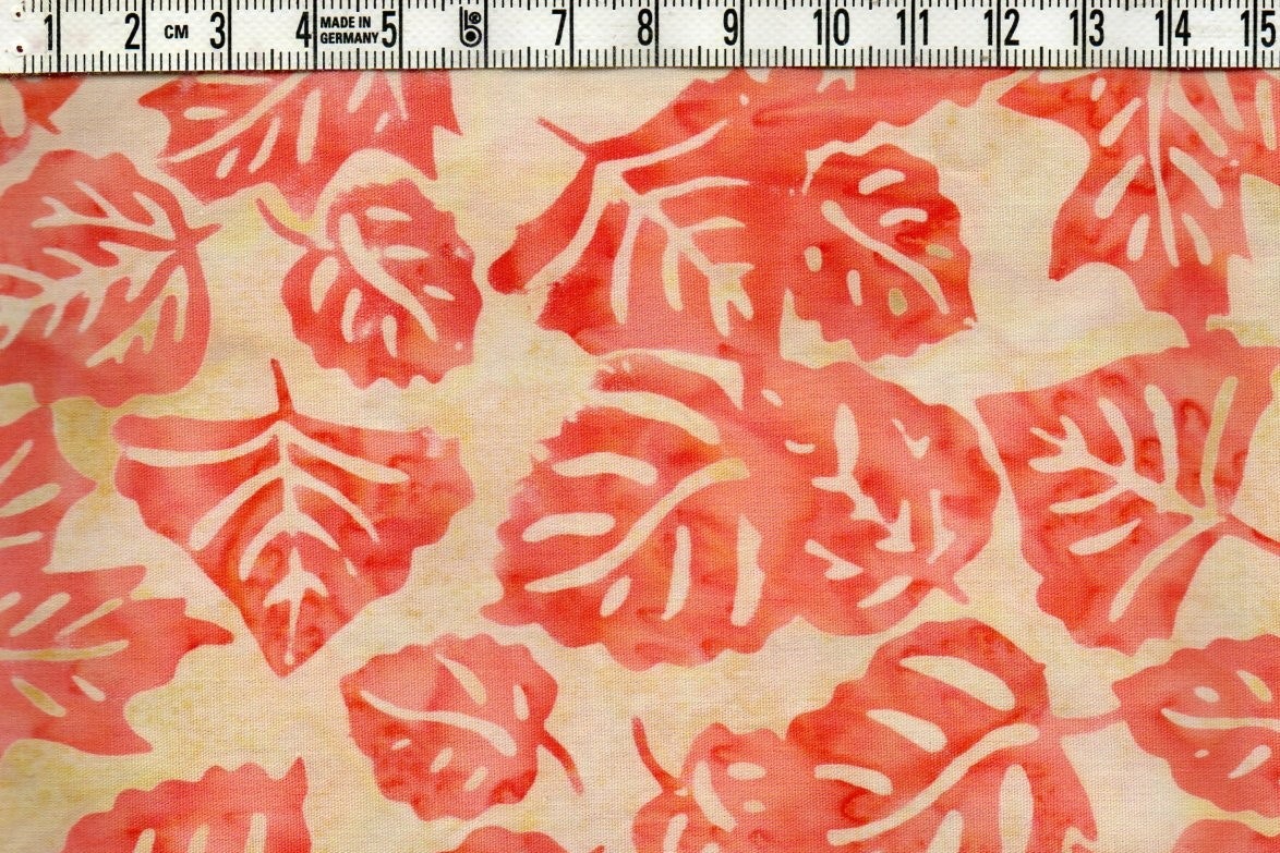 Aprikos & ljusgul-beige med snygga löv.  Batik bomull 110 cm