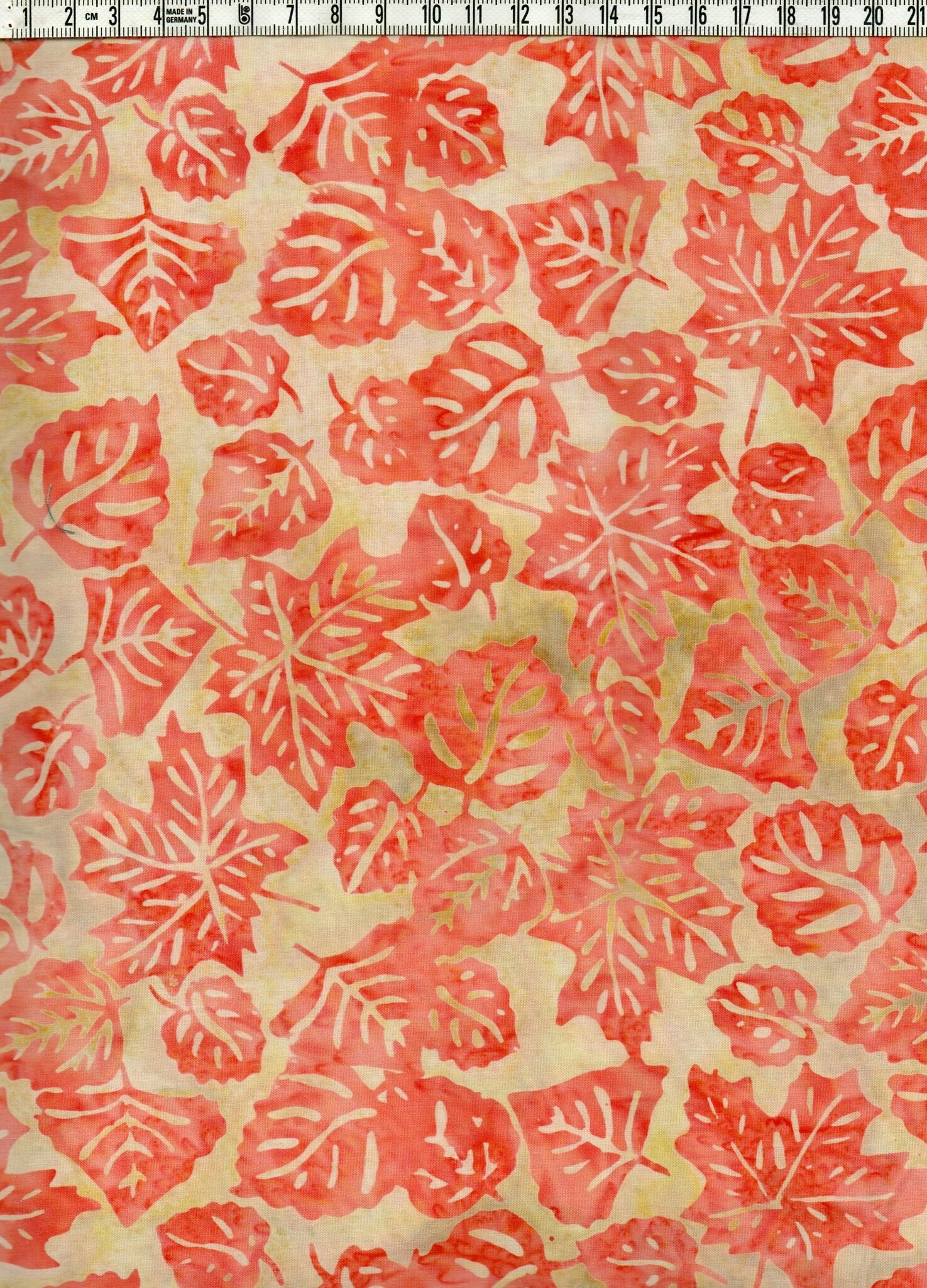 Aprikos & ljusgul-beige med snygga löv.  Batik bomull 110 cm