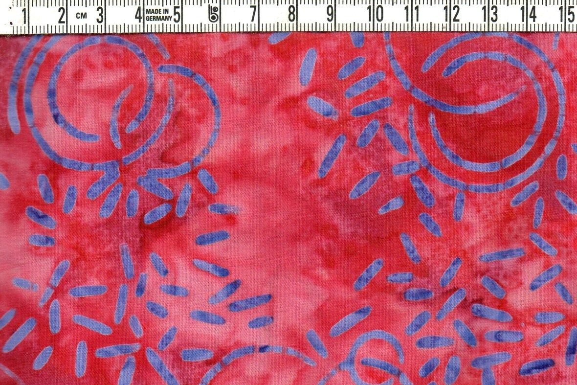 "Lysande" blått på flammande rött.  Batik bomull 110 cm
