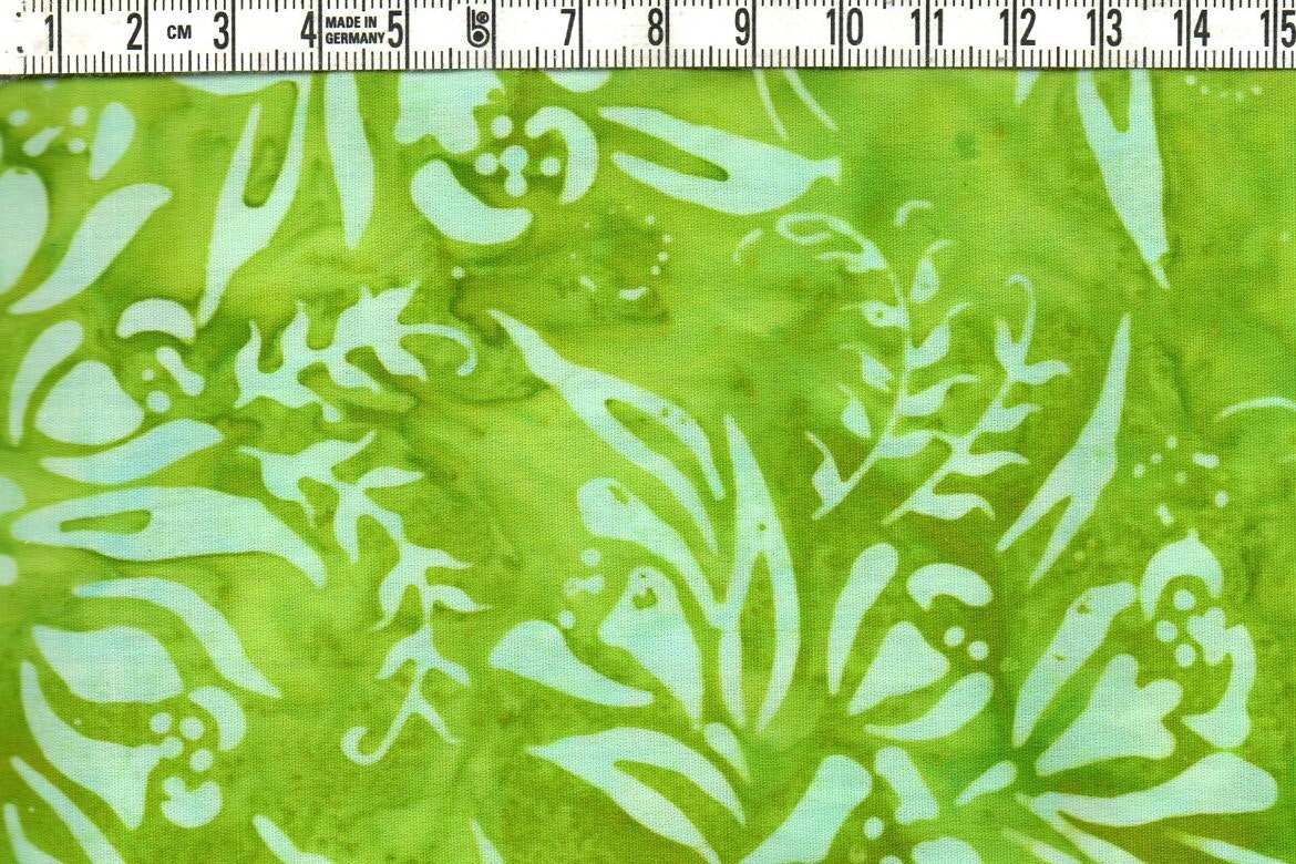 Frodigt grönt och vit-ljusblå växtlighet. Batik bomull 110 cm