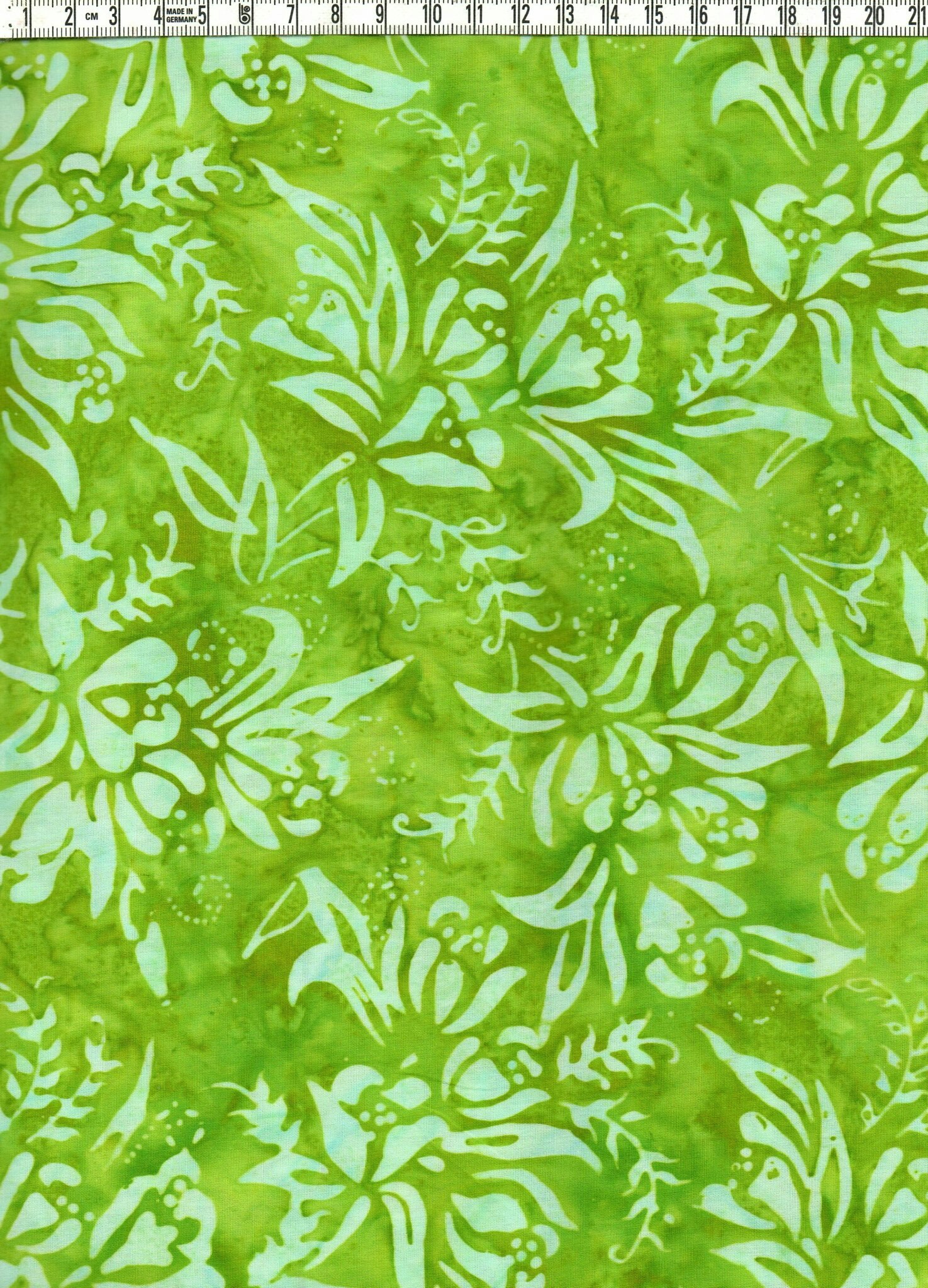 Frodigt grönt och vit-ljusblå växtlighet. Batik bomull 110 cm