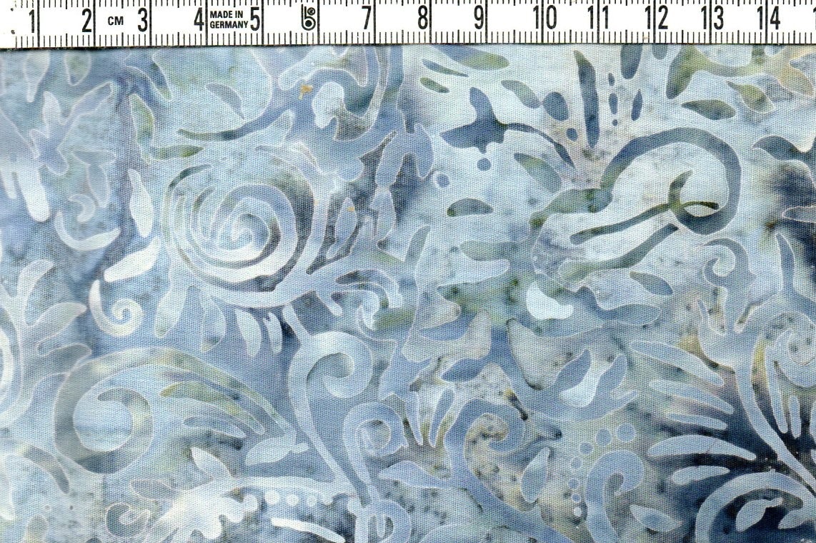 Blågrå skönhet. Frostig men het... Batik bomull 110 cm