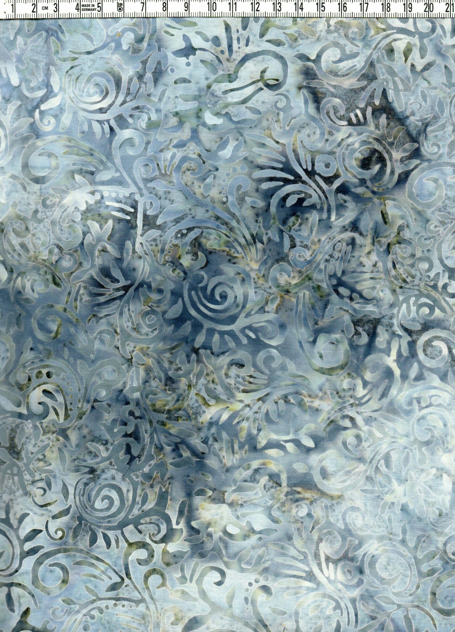 Blågrå skönhet. Frostig men het... Batik bomull 110 cm