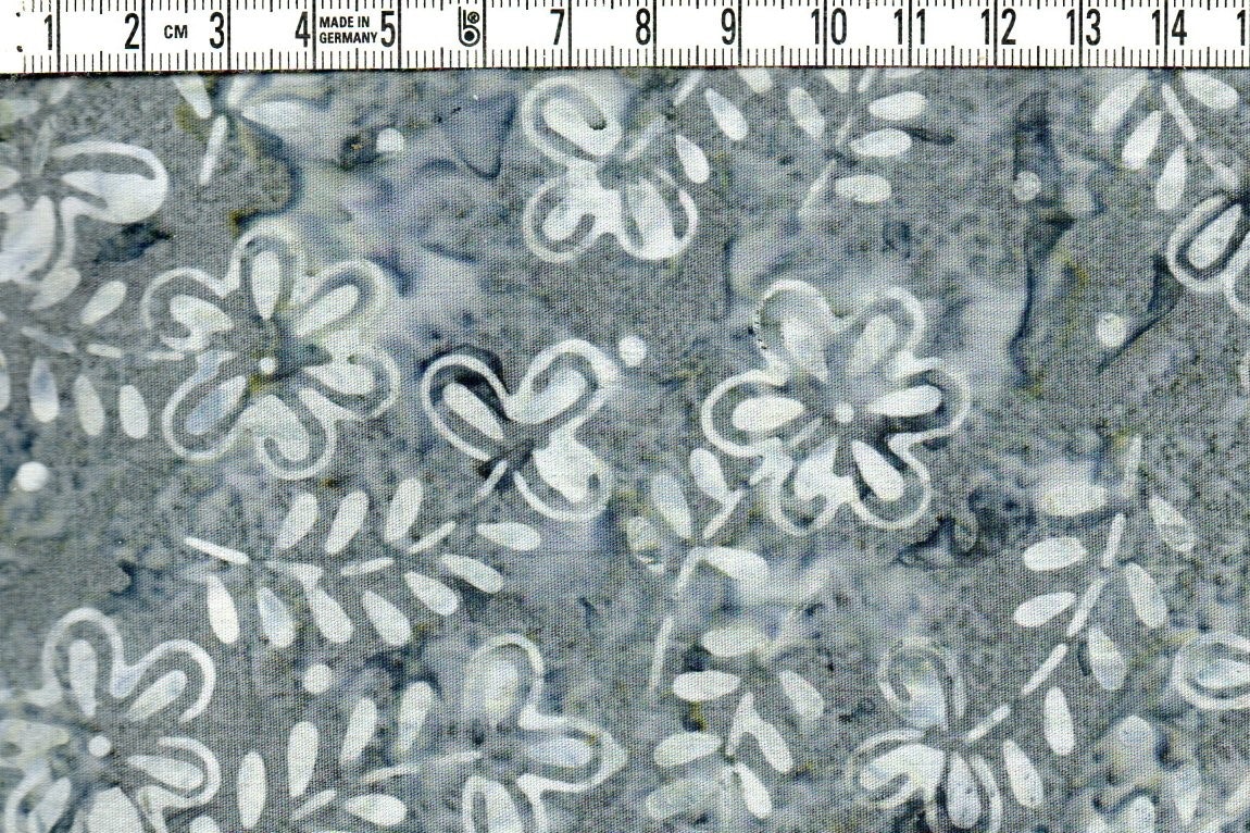 Grått och ljusgrått. blommor och blad. Batik bomull 110 cm