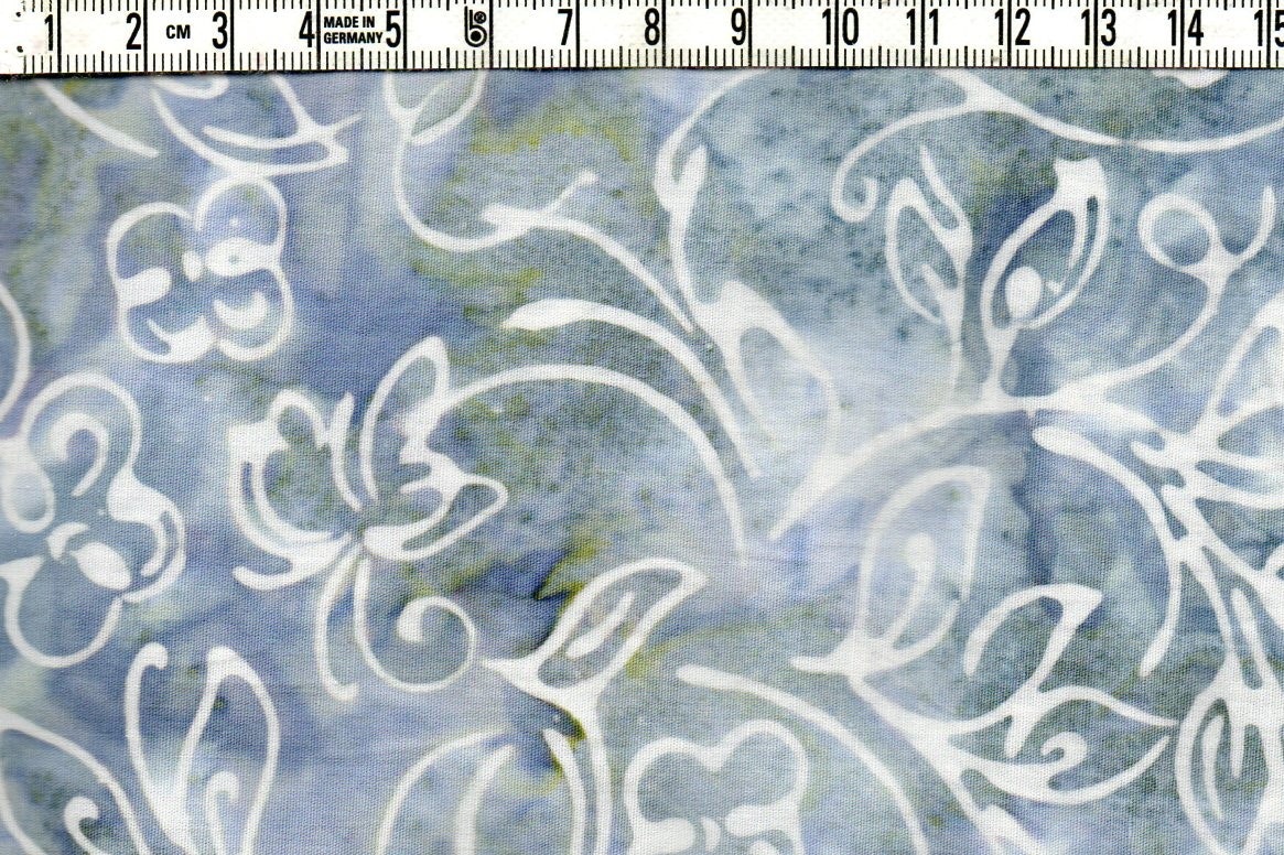 Stora svängiga blommor i grå-blå-vitt-lite grönt. Batik bomull 110 cm