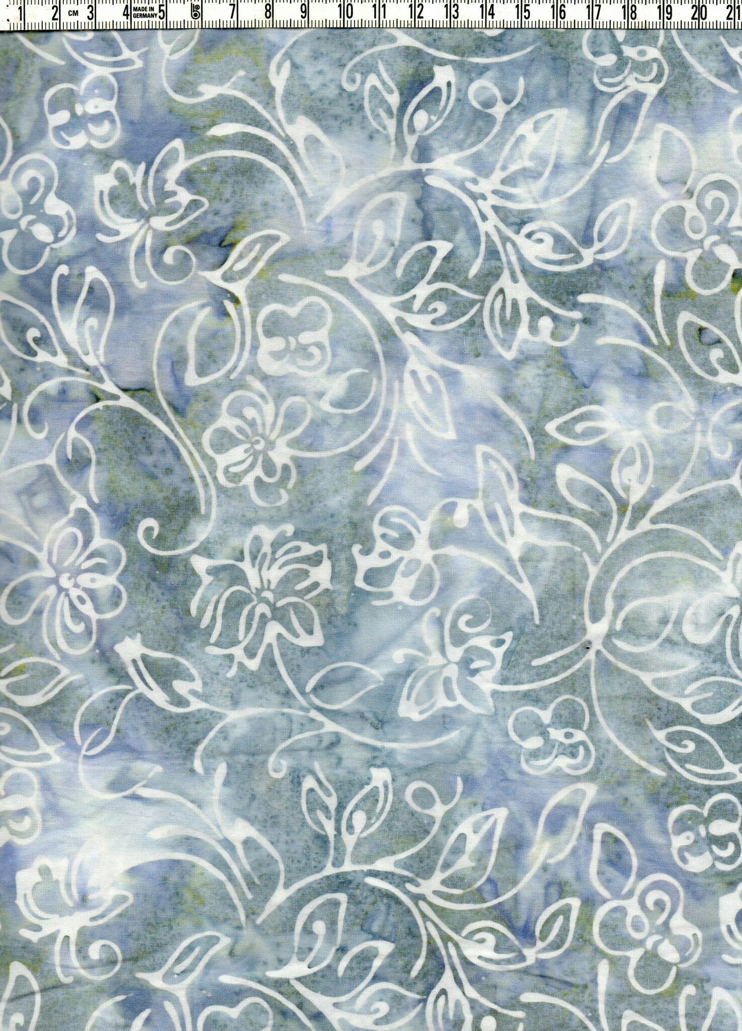 Stora svängiga blommor i grå-blå-vitt-lite grönt. Batik bomull 110 cm