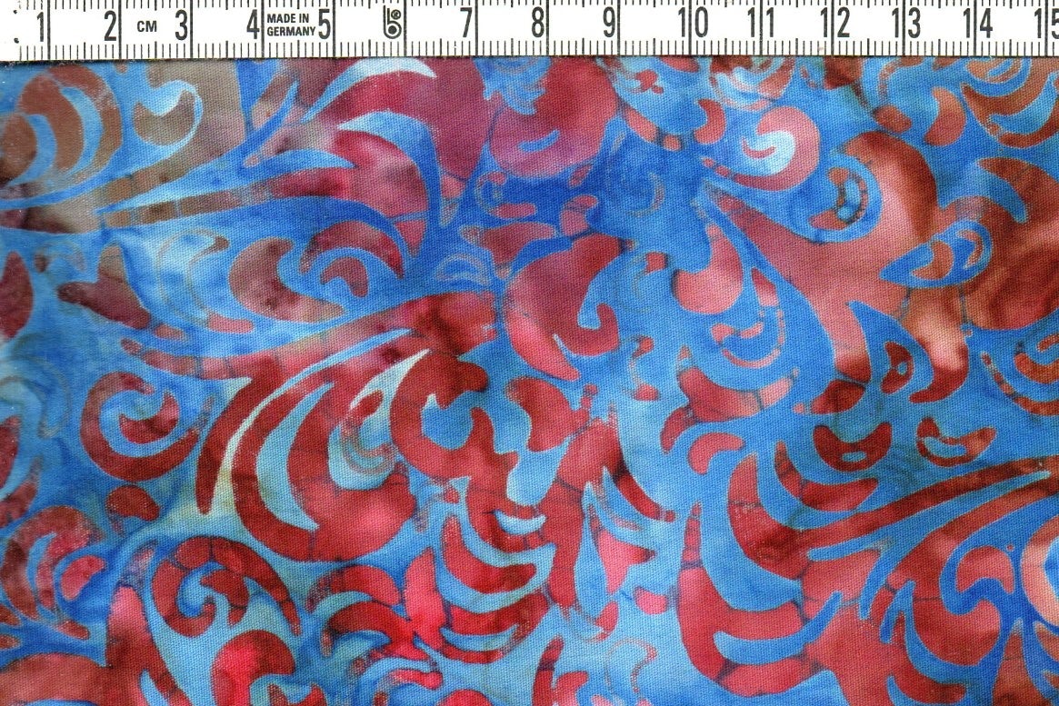 Blå-brun-röd sensation. Titta & njut. Batik bomull 110 cm