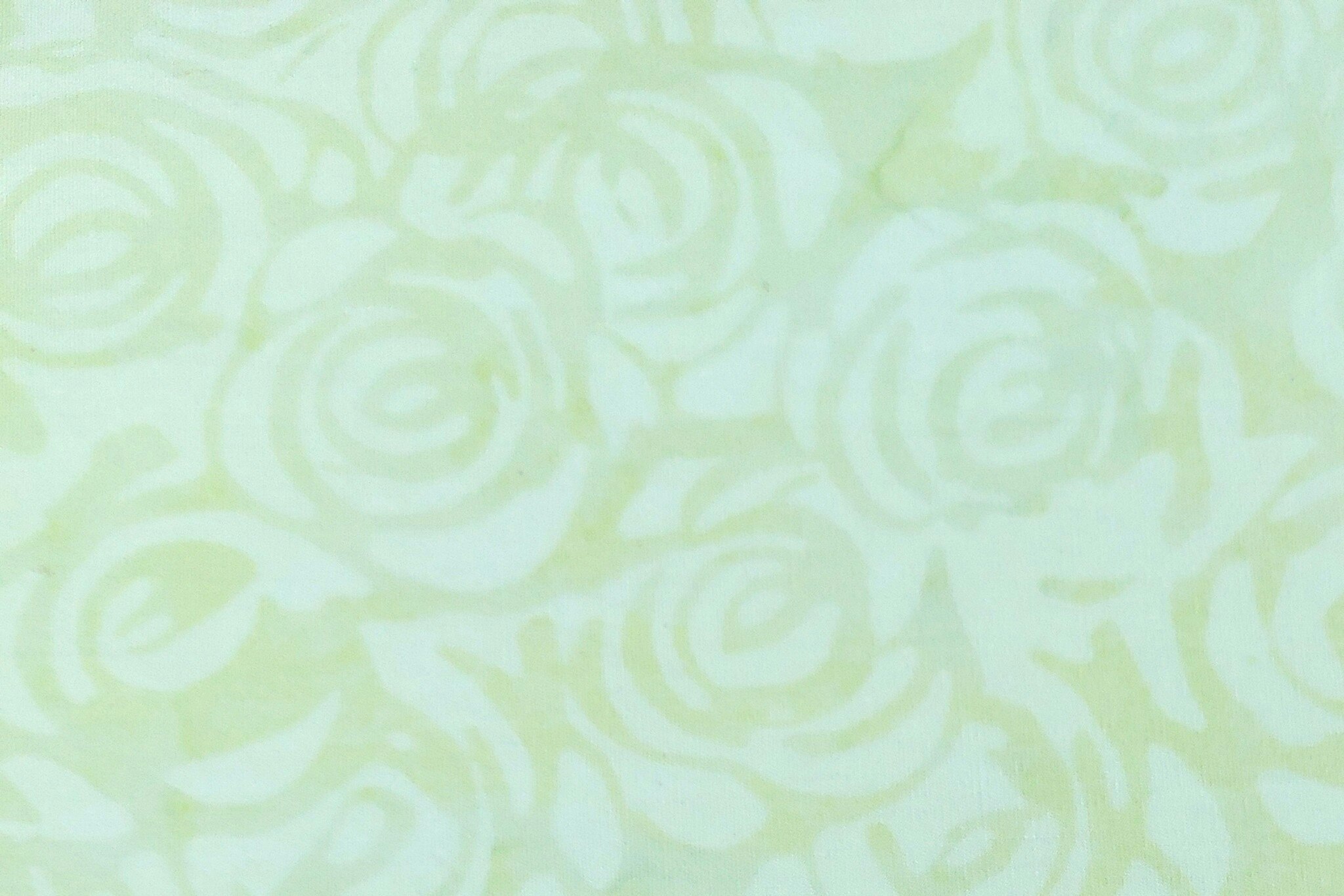 Blekt lite dovt ljusgrönt på ljus botten. Rosor. Batik bomull 110 cm