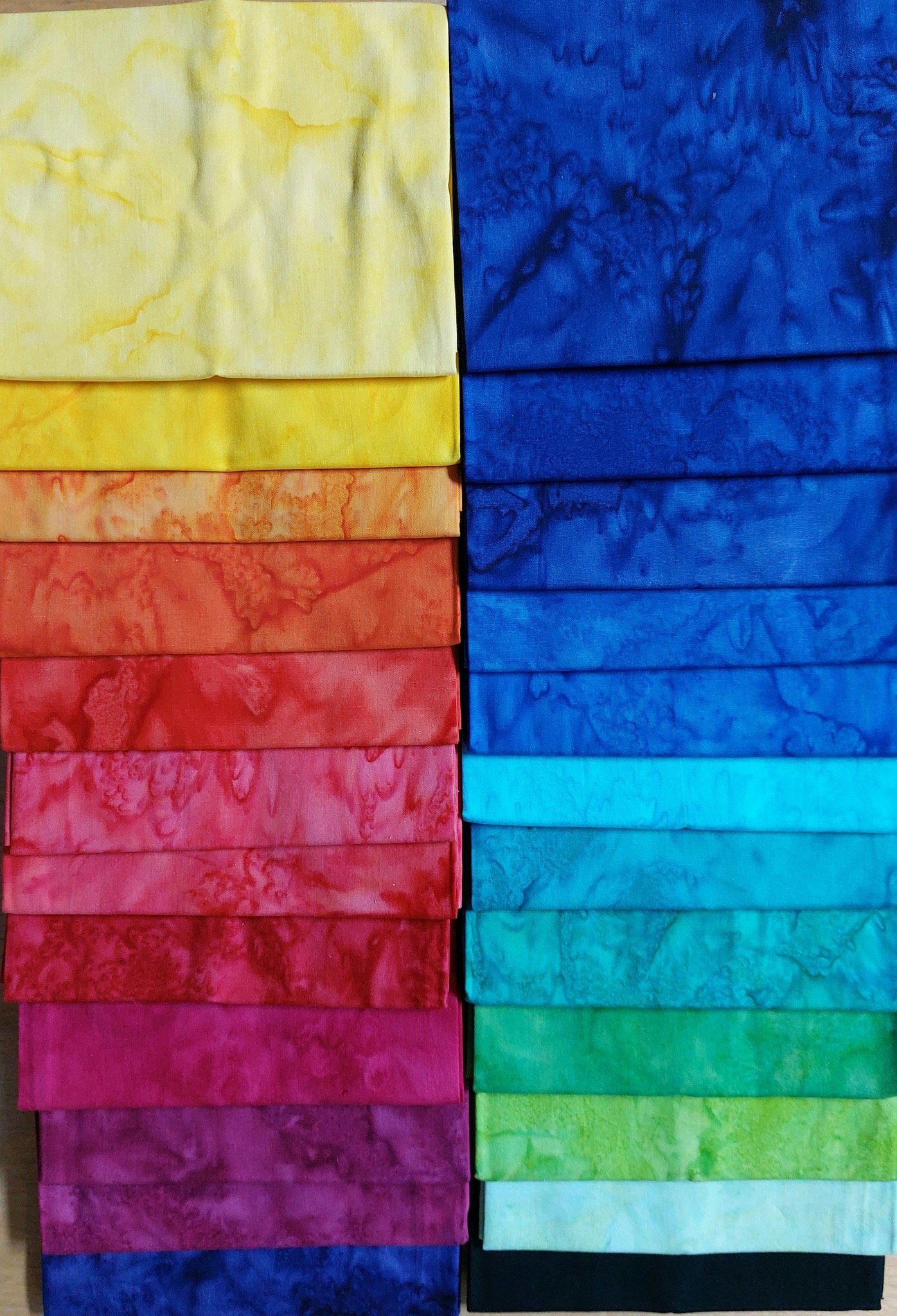Pastell & Rainbow. Batikrulle med 40 st 2,5 inch remsor.