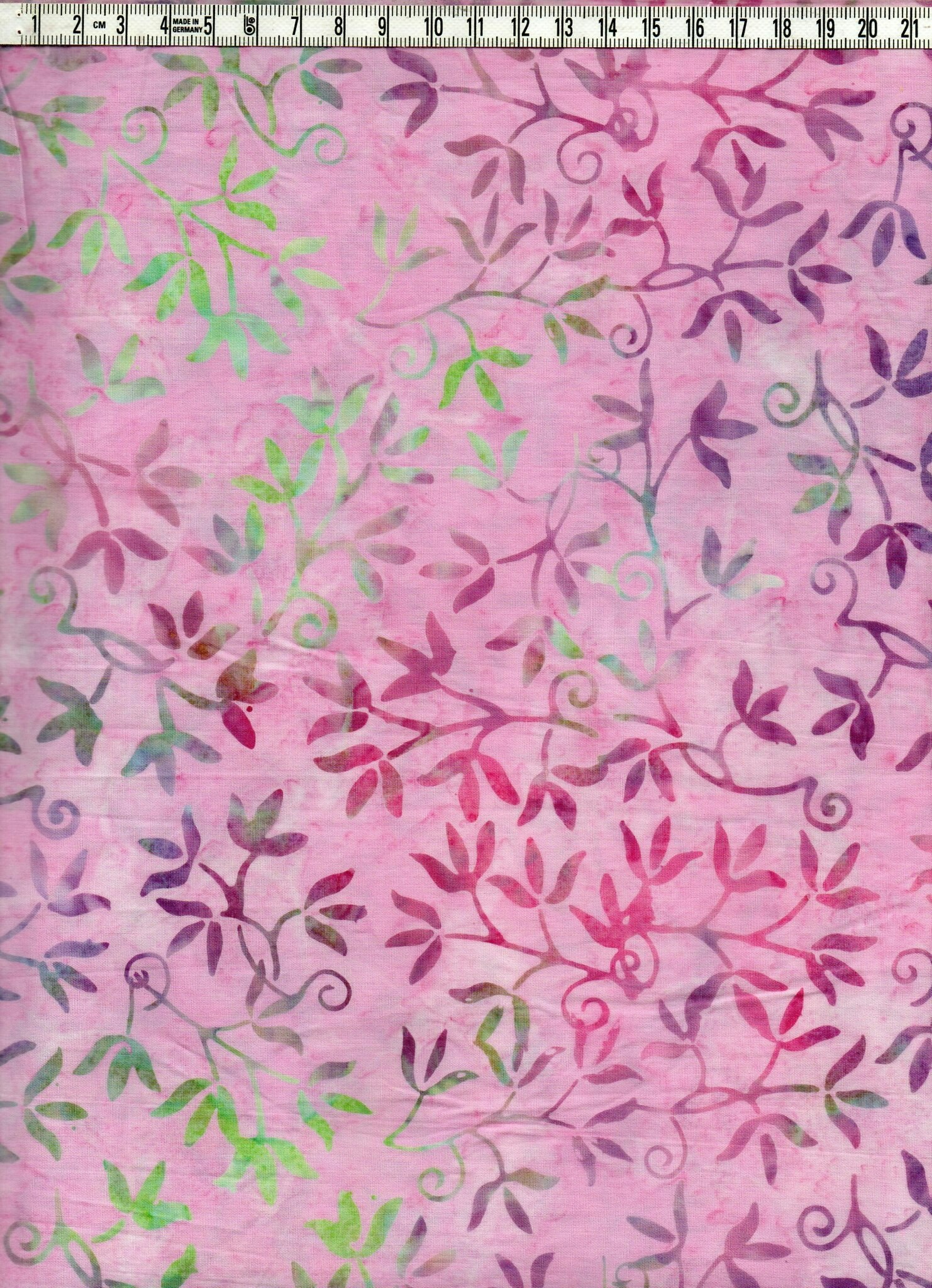 Rosa batik med bladmönster. Batik bomull 110 cm bred